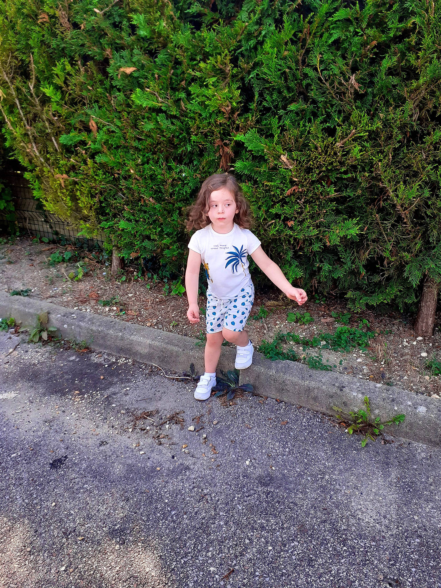 Lazare a rejoint le concours — aidez-le/la à gagner de superbes lots ! asphalt, body_of_water, forest, grass, human_leg, landscape, leisure, natural_landscape, people_in_nature, person, plant, recreation, road, road_surface, shrub, sidewalk, soil, thoroughfare, toddler, trail