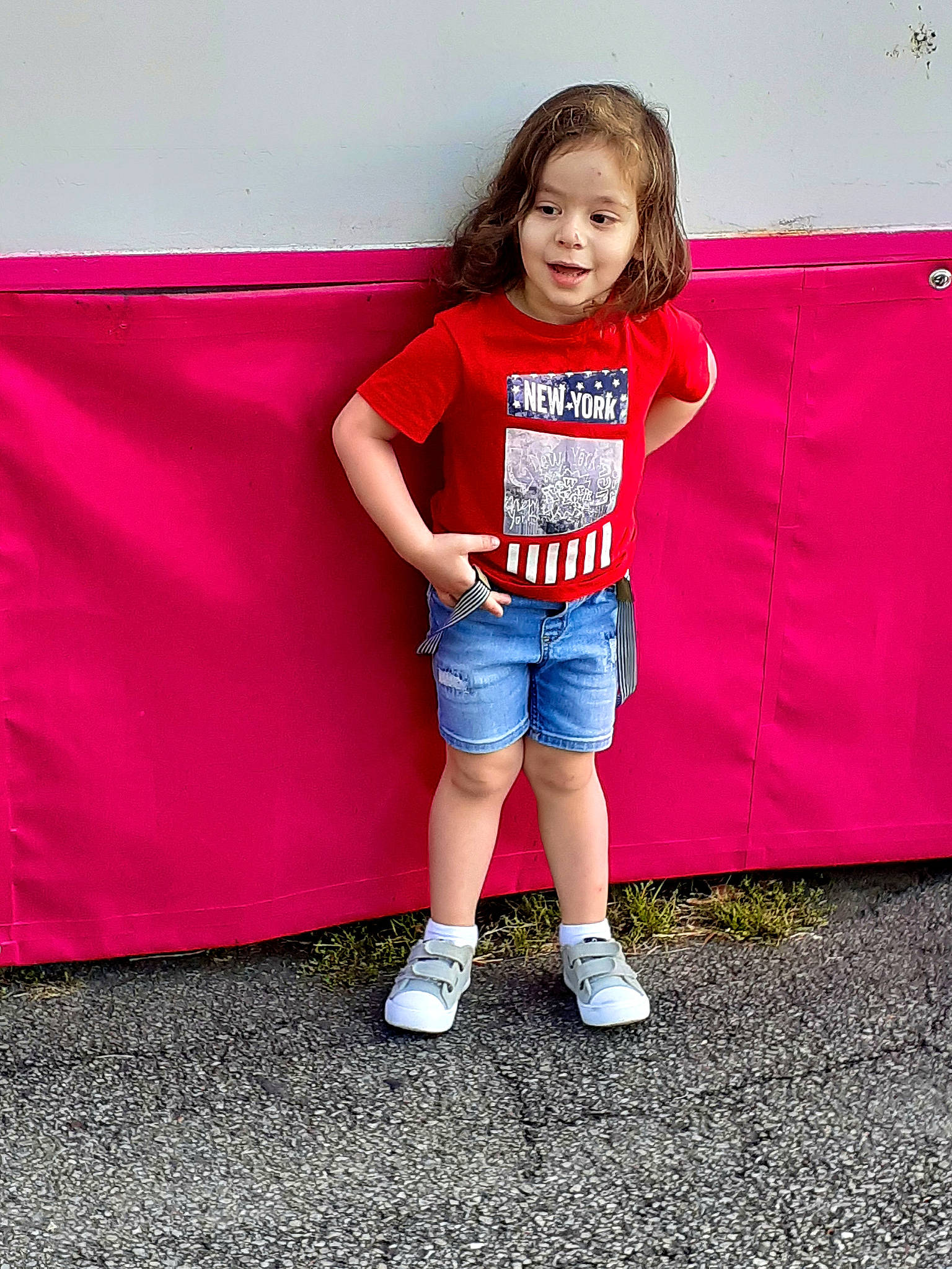Lazare participe au concours pour gagner de l'argent avec cette photo : child, electric_blue, fashion_design, flash_photography, fun, happy, human_leg, joint, joy, knee, magenta, person, recreation, shorts, sitting, sleeve, sportswear, street_fashion, t_shirt, thigh