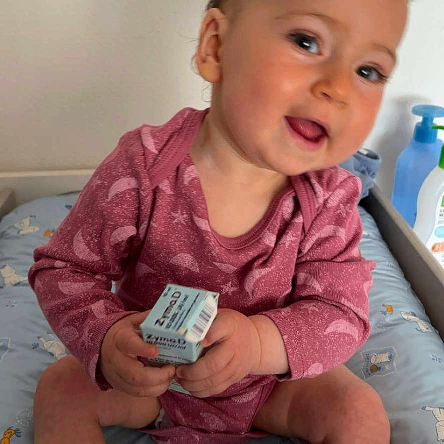 Kenza a rejoint le concours — aidez-le/la à gagner de superbes lots ! architecture, baby, bed, bodypart, building, couch, electronics, face, finger, furniture, hand, head, hospital, mobilephone, person, phone, photography, portrait, sitting, text