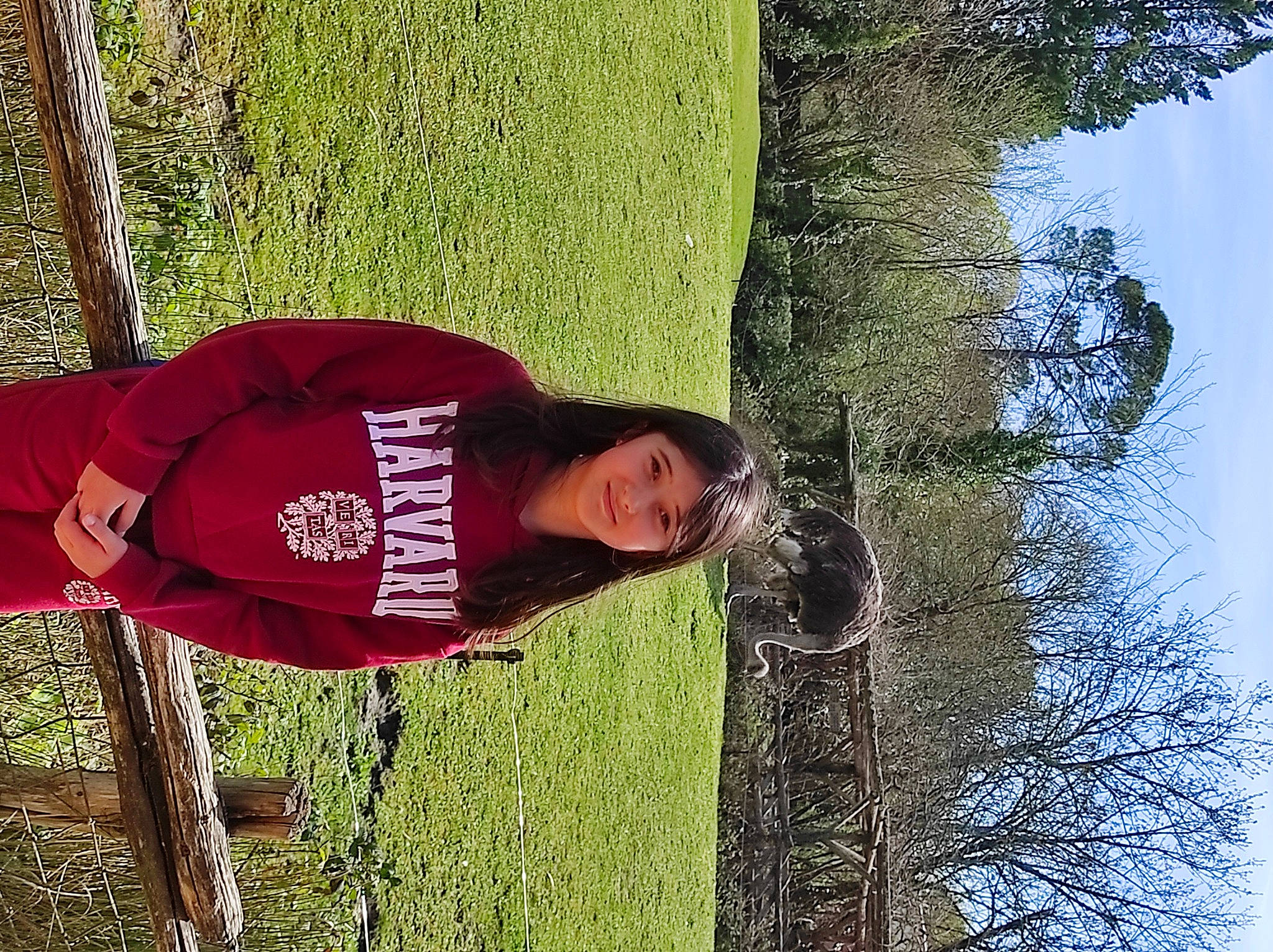 Zoe a rejoint le concours — aidez-le/la à gagner de superbes lots ! adaptation, botany, branch, grass, green, happy, joy, leaf, nature, organism, people_in_nature, person, plant, sky, smile, t_shirt, tints_and_shades, tree, trunk, vertebrate