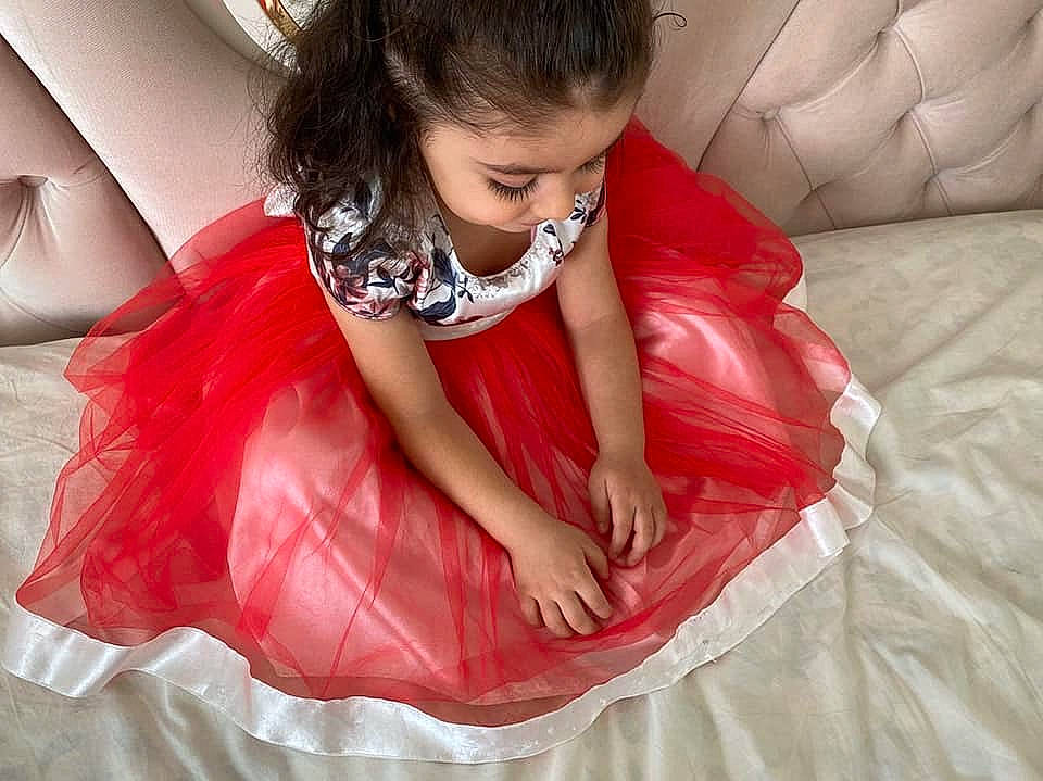 Damla participe au concours pour gagner de l'argent avec cette photo : child, dress, person, pink, toddler