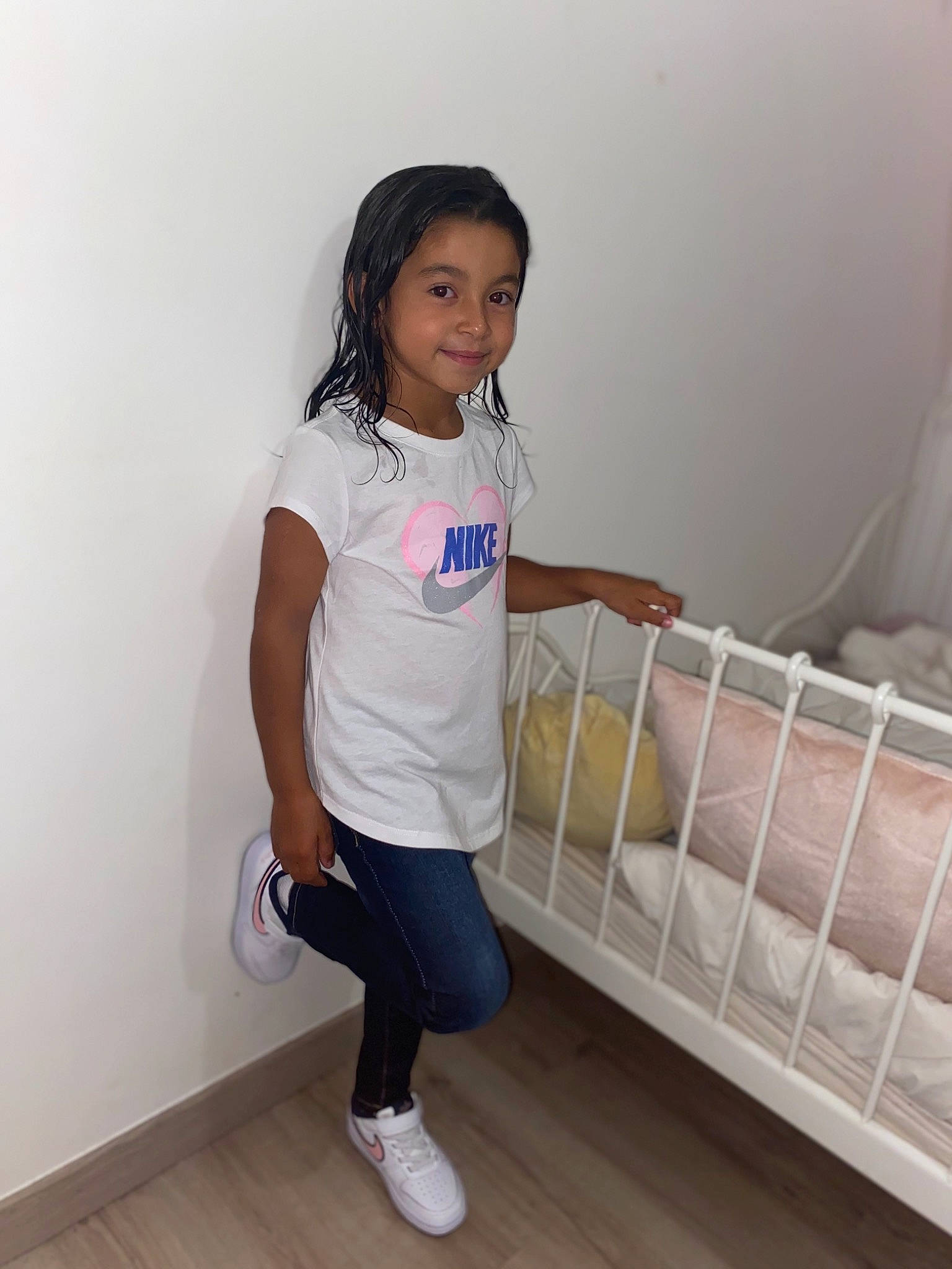Alya a rejoint le concours — aidez-le/la à gagner de superbes lots ! arm, bed, child, comfort, elbow, electric_blue, flooring, happy, hardwood, human_leg, infant_bed, joint, joy, knee, linens, person, shoulder, sleeve, sportswear, t_shirt
