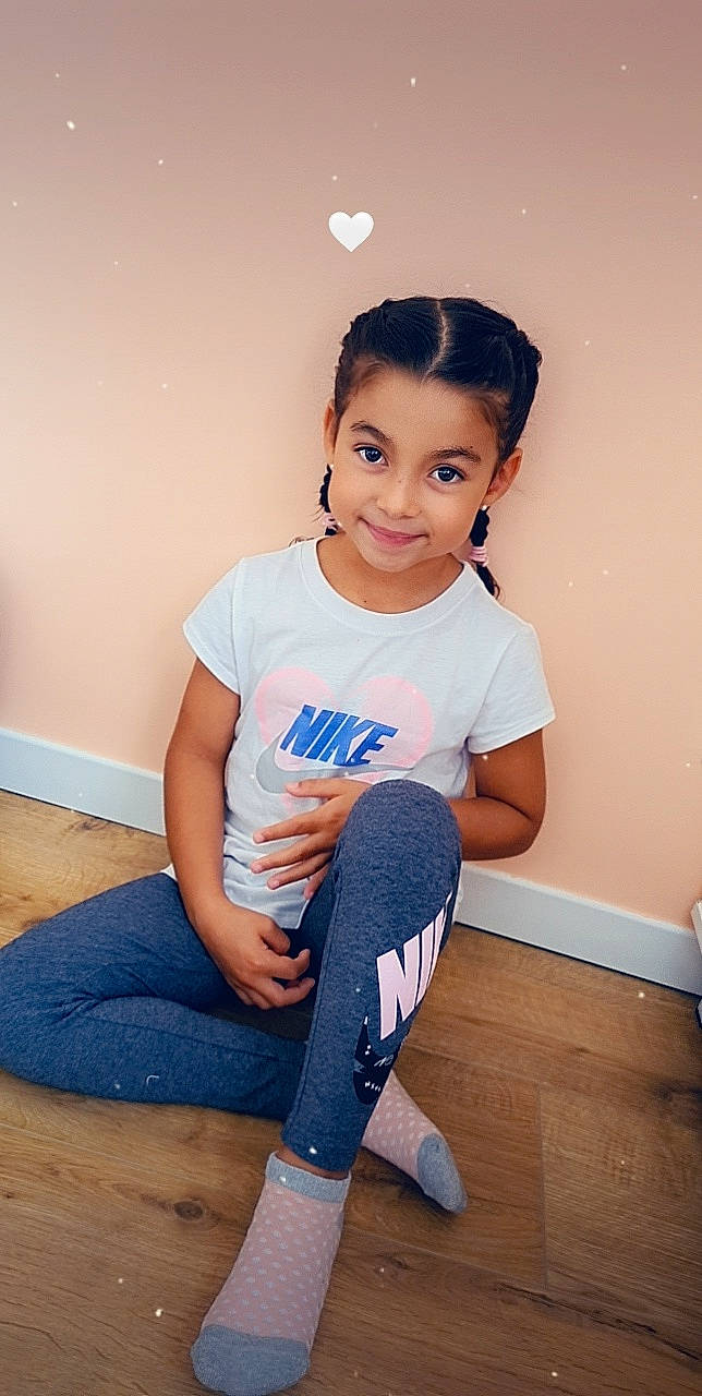 Alya participe au concours pour gagner de l'argent avec cette photo : arm, baby_toddler_clothing, elbow, flash_photography, floor, flooring, happy, joint, joy, knee, leg, neck, person, shoulder, skin, sleeve, smile, sock, t_shirt, thigh