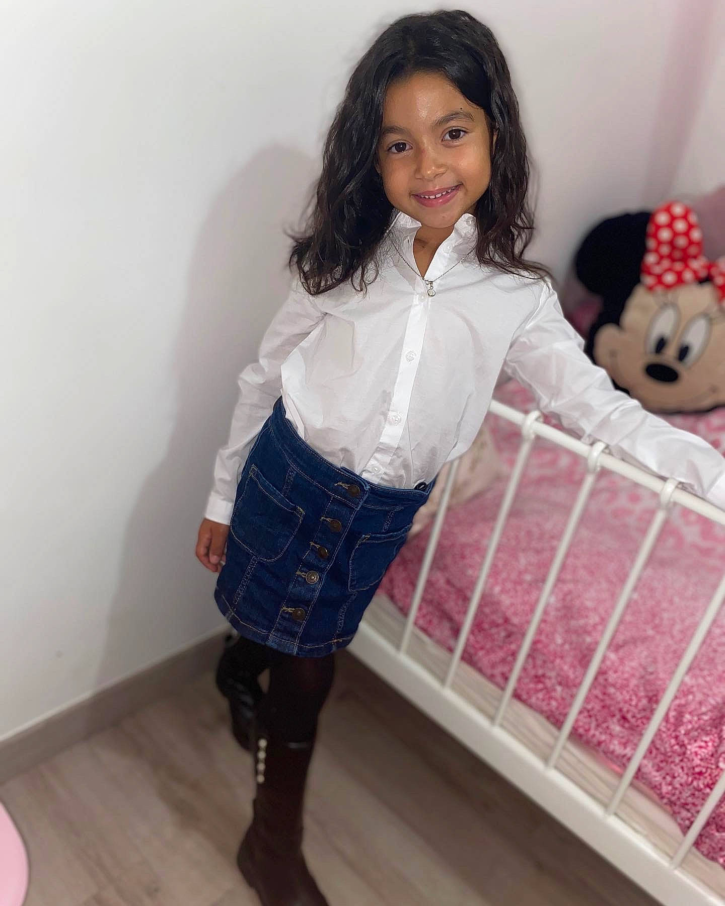 Alya a rejoint le concours — aidez-le/la à gagner de superbes lots ! arm, black_hair, fashion_design, hair, hairstyle, joy, knee, neck, pattern, person, plaid, school_uniform, shoulder, sleeve, sportswear, standing, street_fashion, t_shirt, tartan, textile