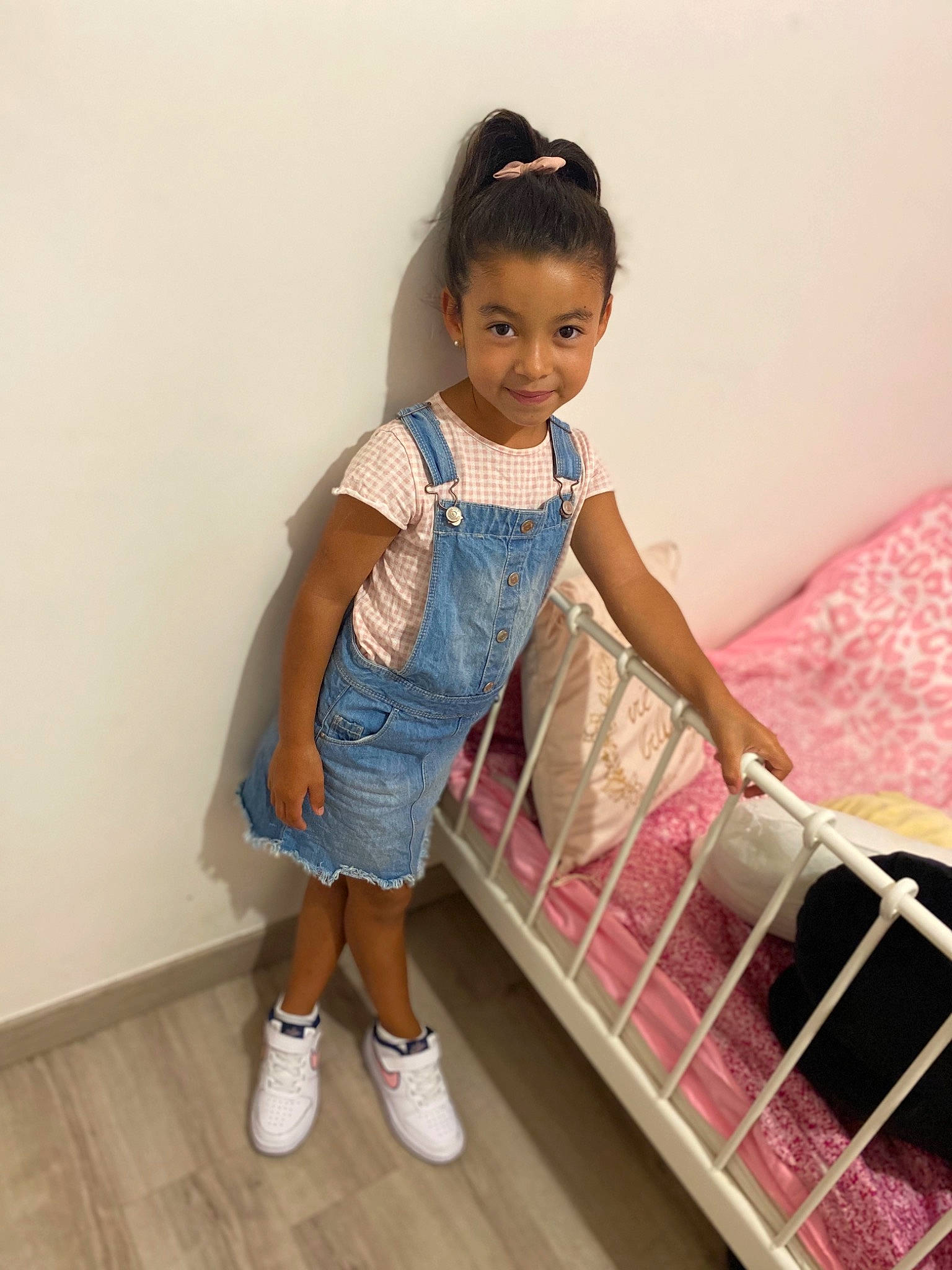 Alya a rejoint le concours — aidez-le/la à gagner de superbes lots ! arm, baby, baby_toddler_clothing, beauty, child, comfort, dress, floor, flooring, happy, joint, joy, leg, pattern, person, pink, product, shoulder, skin, sleeve