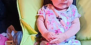 Tihya a rejoint le concours — aidez-le/la à gagner de superbes lots ! baby, baby_chair, butterfly_pattern, child, clothing, comfortable, cute, expression, face, green_chair, hands, indoor, infant, legs, person, sitting, soft_toy, toy, white_socks, young_child