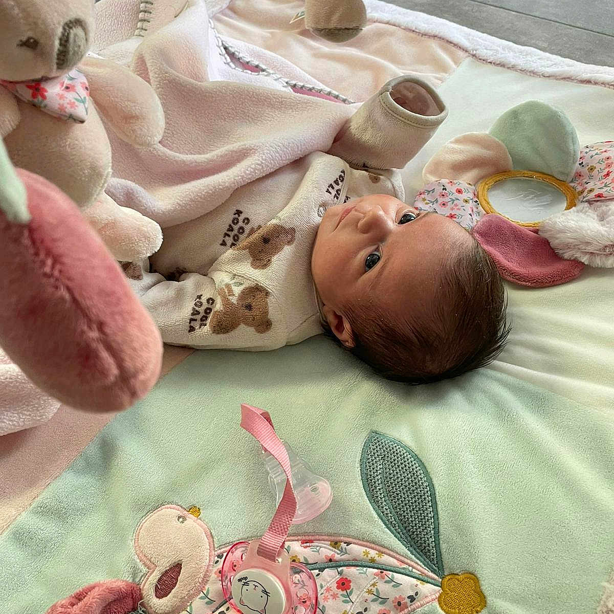 Assya participe au concours pour gagner de l'argent avec cette photo : baby, baby_products, baby_toddler_clothing, bed_sheet, bedding, child, comfort, design, fashion_accessory, headgear, linens, pattern, peach, petal, pink, rose, textile, toddler, toy, white