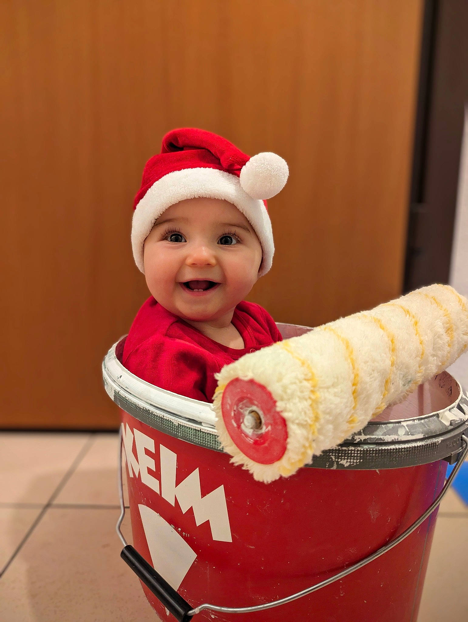 Julia participe au concours pour gagner de l'argent avec cette photo : baby, baby_laughing, baby_toddler_clothing, cap, carmine, child, christmas, christmas_eve, comfort_food, costume_hat, fictional_character, happy, headgear, headwear, holiday, joy, junk_food, laugh, person, santa_claus