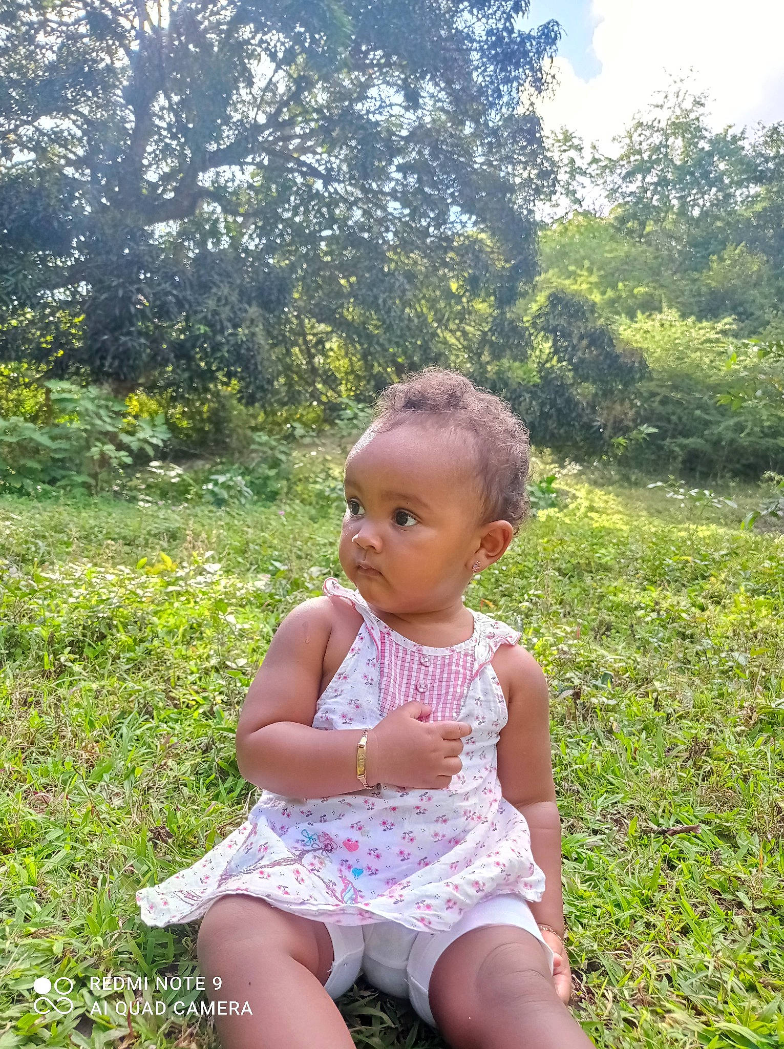 Aelis a rejoint le concours — aidez-le/la à gagner de superbes lots ! baby, baby_toddler_clothing, botany, cloud, dress, grass, grass_family, grassland, hair, happy, head, leaf, leisure, meadow, natural_environment, people_in_nature, person, plant, sky, toddler