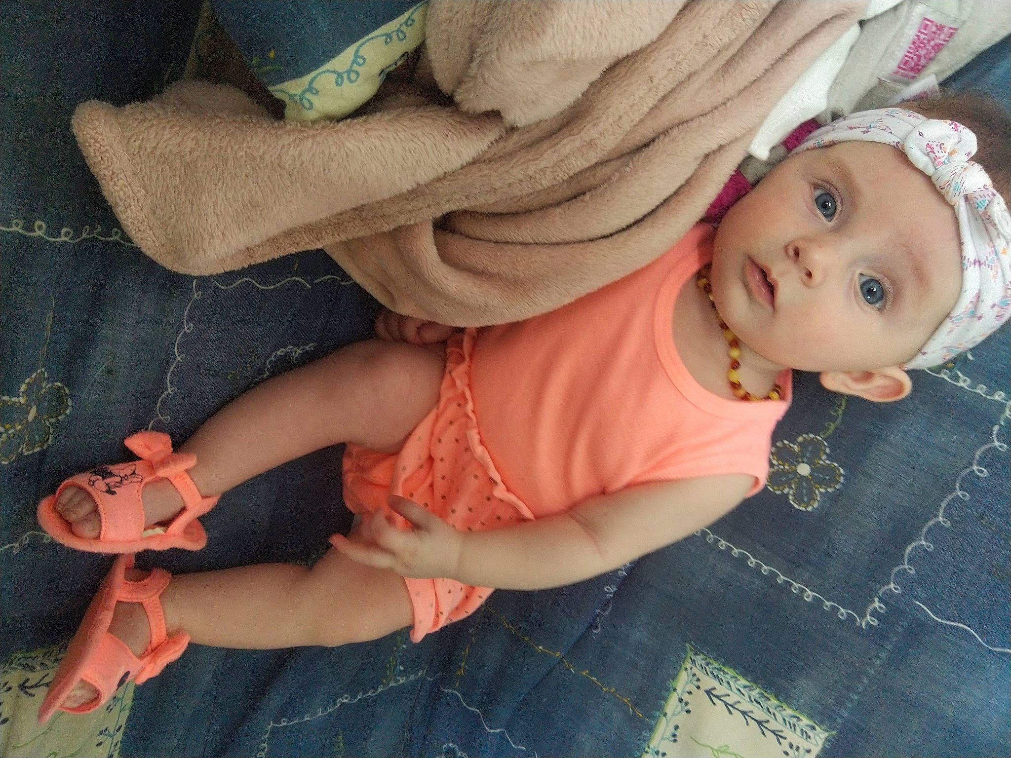 Mayvis a rejoint le concours — aidez-le/la à gagner de superbes lots ! baby, baby_toddler_clothing, cheek, child, comfort, eye, head, headwear, iris, joint, mouth, pattern, person, pink, skin, sleeve, surprise, textile, thumb, toddler