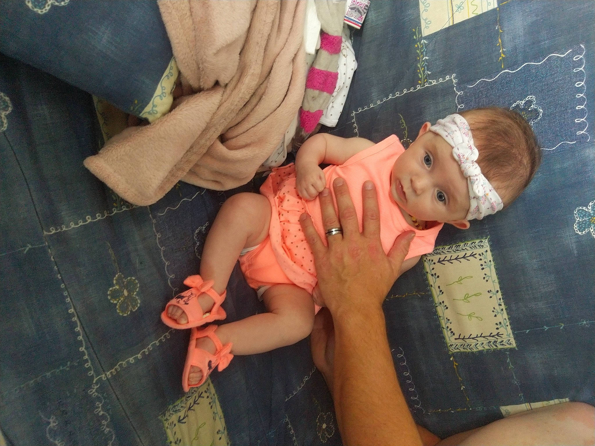 Mayvis a rejoint le concours — aidez-le/la à gagner de superbes lots ! child, comfort, finger, flesh, foot, gesture, hand, happy, headwear, human_leg, nail, pattern, person, room, sitting, skin, thigh, thumb, toddler, toy