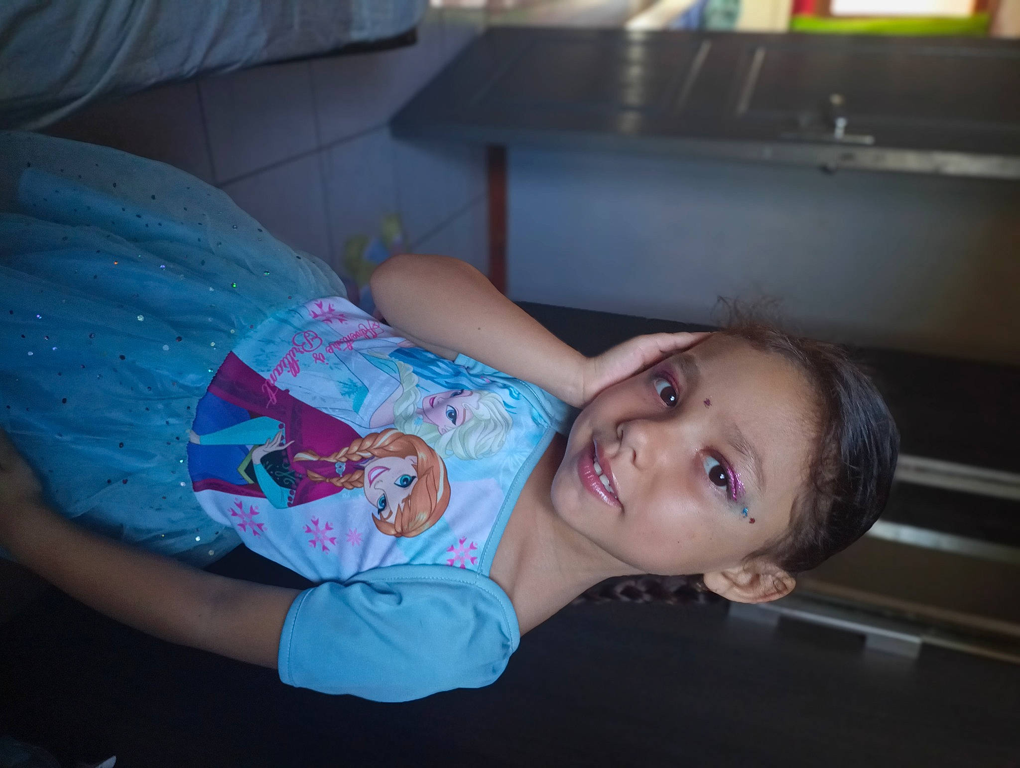 Leïla participe au concours pour gagner de l'argent avec cette photo : abdomen, baby_toddler_clothing, cheek, child, comfort, couch, elbow, electric_blue, finger, flash_photography, fun, happy, human_leg, joy, lap, mouth, person, sitting, smile, thigh