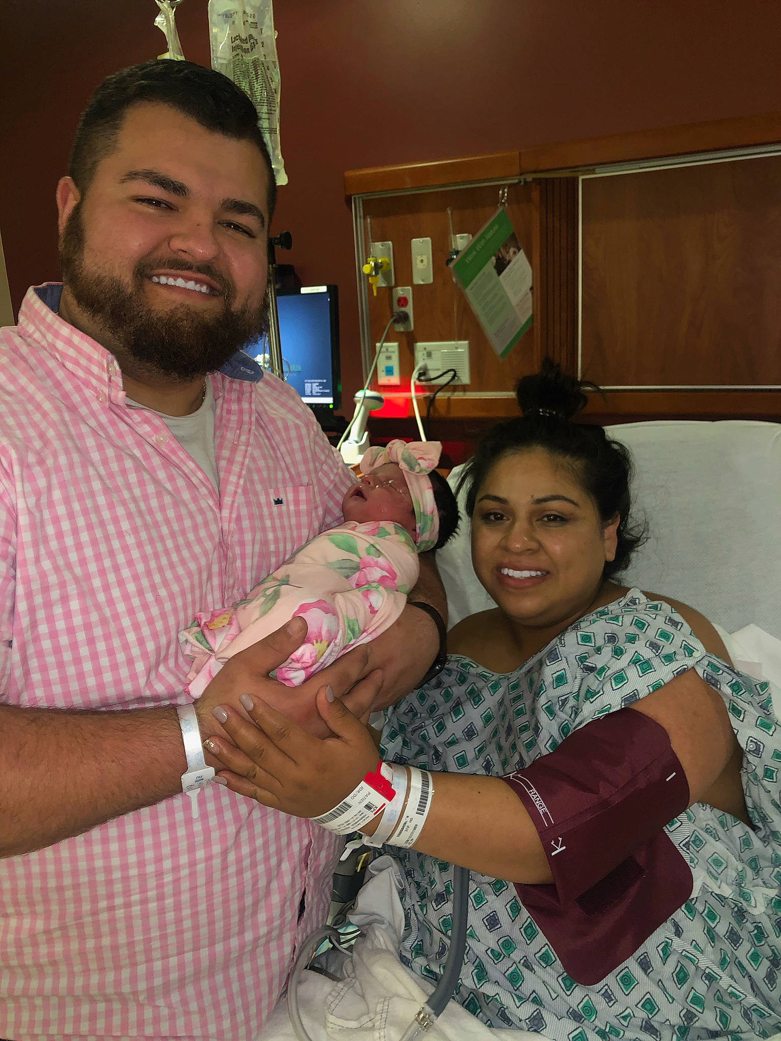 Alexa is registered to the contest to win money with this photo: abdomen, arm, beard, bracelet, community, event, face, fun, hairstyle, hand, happy, head, jewellery, joint, joy, muscle, person, room, skin, smile