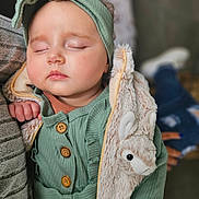Elenna participe au concours pour gagner de l'argent avec cette photo : baby, sleeping, headband, green_clothing, buttons, bow, stuffed_animal, bunny, soft_texture, cozy, child, peaceful, portrait, indoor, closeup, cute, infant, hand, fabric, cuddly