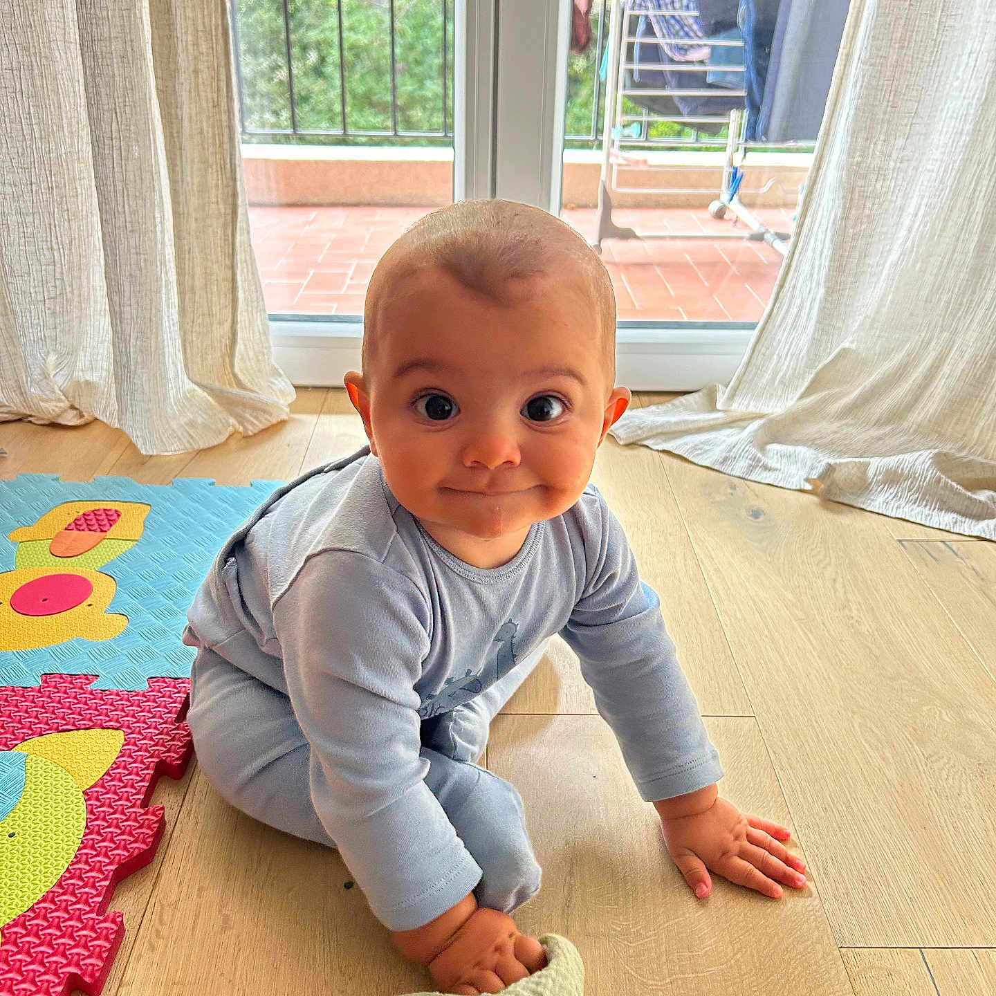 Andro a rejoint le concours — aidez-le/la à gagner de superbes lots ! baby, balcony, blanket, child, colorful, crawling, curtains, cute, face, foam_mat, foot, hand, home, indoors, natural_light, pajamas, smiling, soft_toys, window, wooden_floor