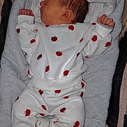 Amaya a rejoint le concours — aidez-le/la à gagner de superbes lots ! newborn, baby, sleeping, outfit, apples_pattern, blanket, pacifier, slippers, cozy, indoor, clothing, cute, infant, soft, resting, portrait, child, warm, babywear, peaceful