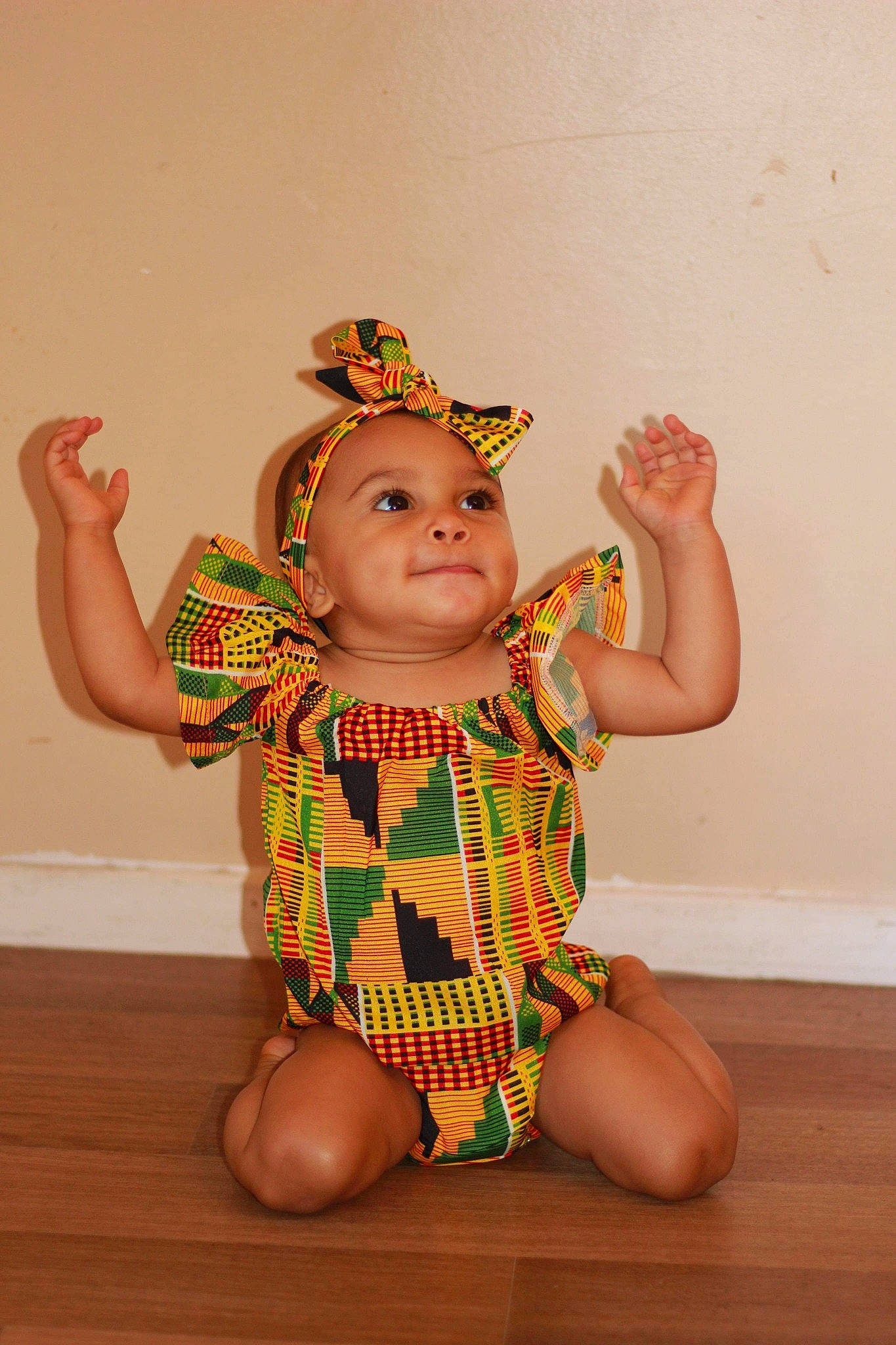 Lalie participe au concours pour gagner de l'argent avec cette photo : child, costume, fashion_accessory, fun, giraffe, headgear, headwear, pattern, person, toddler, yellow