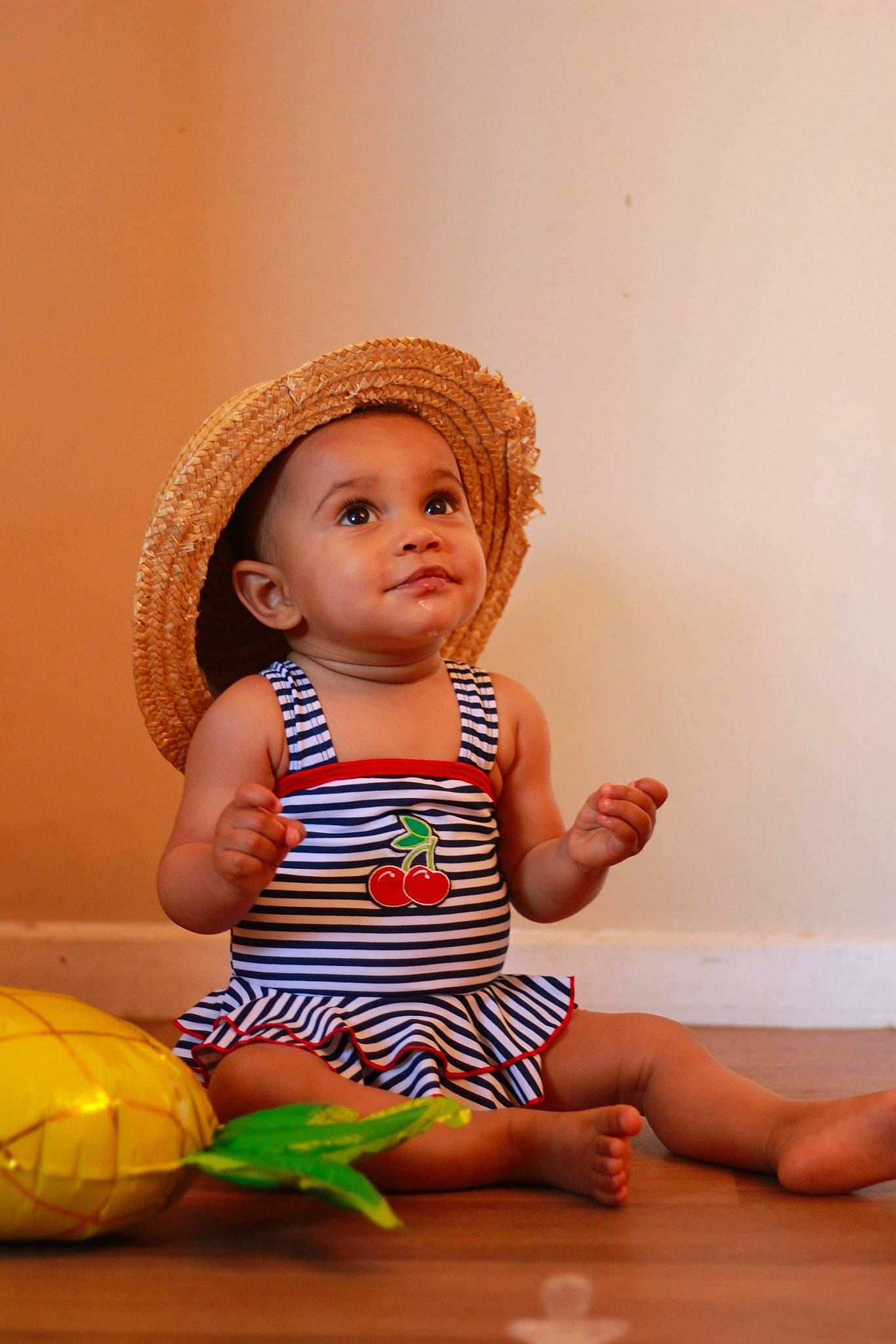 Lalie a rejoint le concours — aidez-le/la à gagner de superbes lots ! baby, baby_toddler_clothing, child, child_model, headgear, headwear, person, play, sitting, skin, toddler, vacation, yellow