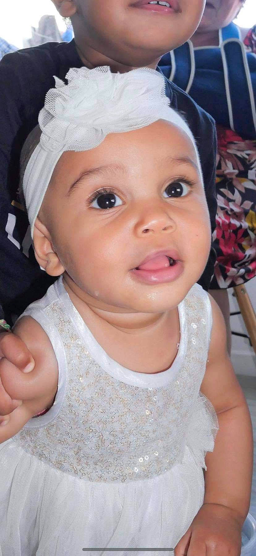 Lalie a rejoint le concours — aidez-le/la à gagner de superbes lots ! baby, bonnet, cheek, child, chin, ear, eye, eyebrow, face, fashion_accessory, forehead, hair_accessory, head, headband, headgear, headwear, lip, nose, person, skin