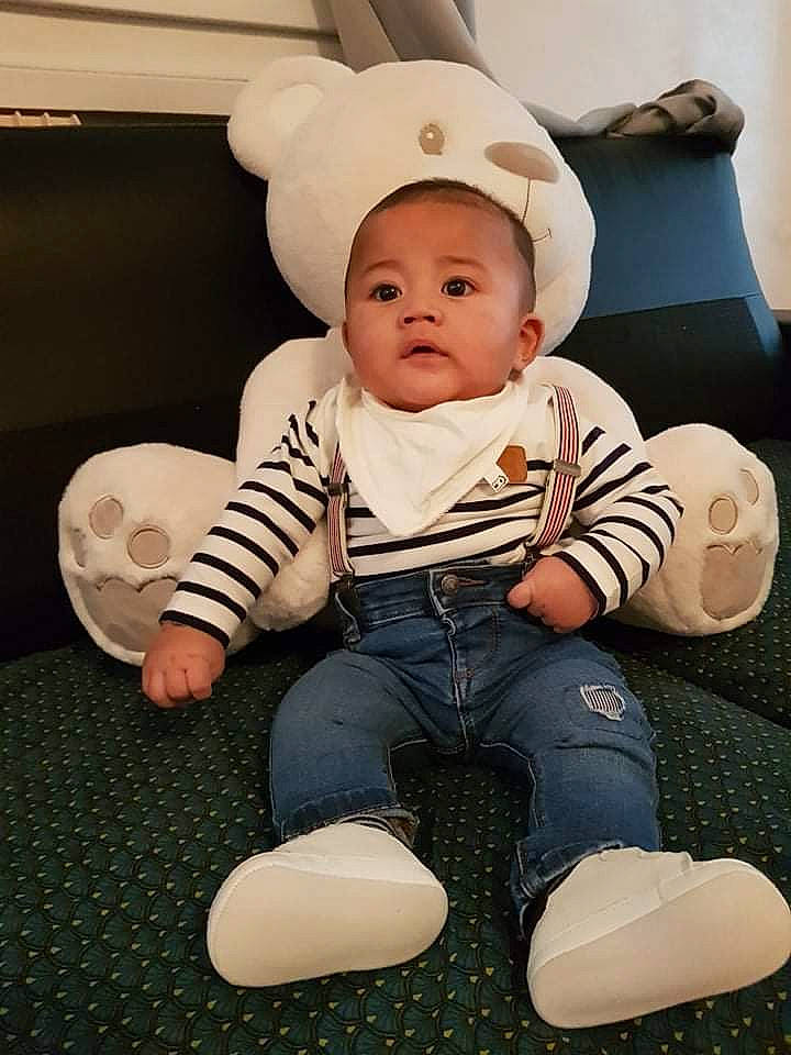 Gianni a rejoint le concours — aidez-le/la à gagner de superbes lots ! baby, baby_products, baby_safety, baby_toddler_clothing, cheek, child, comfort, costume_hat, flash_photography, flooring, foot, fun, happy, knee, person, portrait_photography, sitting, sleeve, sock, t_shirt