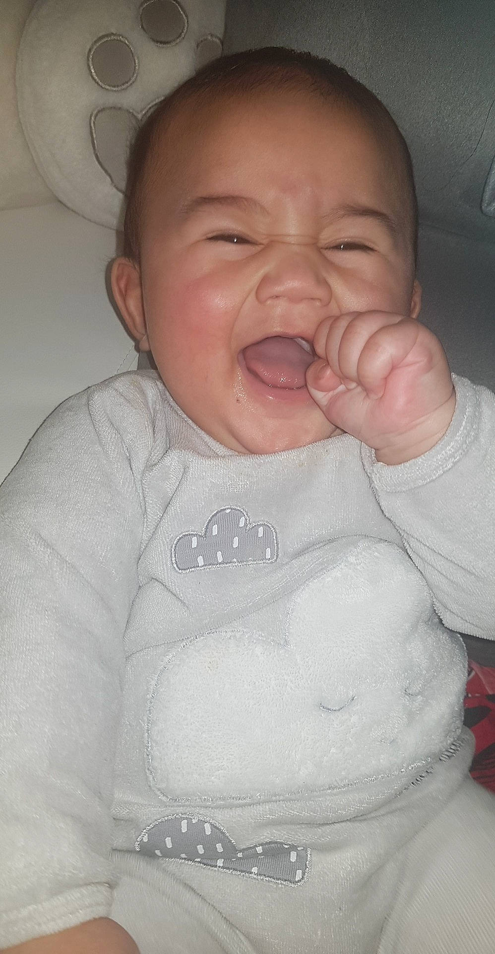 Gianni a rejoint le concours — aidez-le/la à gagner de superbes lots ! arm, baby, baby_toddler_clothing, cheek, comfort, eye, eyebrow, face, forehead, head, iris, jaw, lip, mouth, neck, nose, organ, person, skin, sleeve