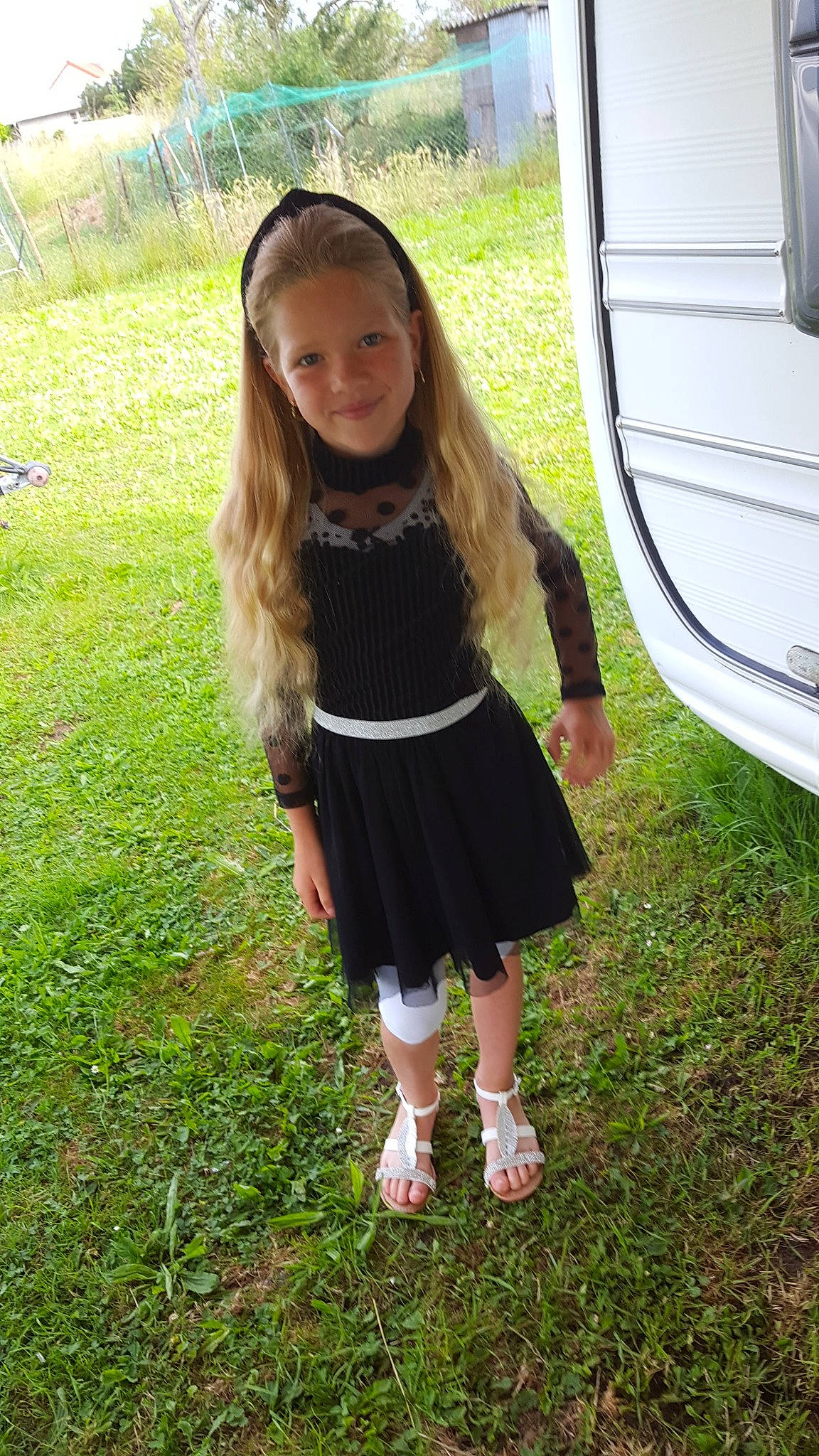 Brytani a rejoint le concours — aidez-le/la à gagner de superbes lots ! baby_toddler_clothing, bangs, child, day_dress, dress, fun, grass, grassland, happy, joy, long_hair, pattern, people_in_nature, person, plant, sleeve, street_fashion, t_shirt, tints_and_shades, toddler