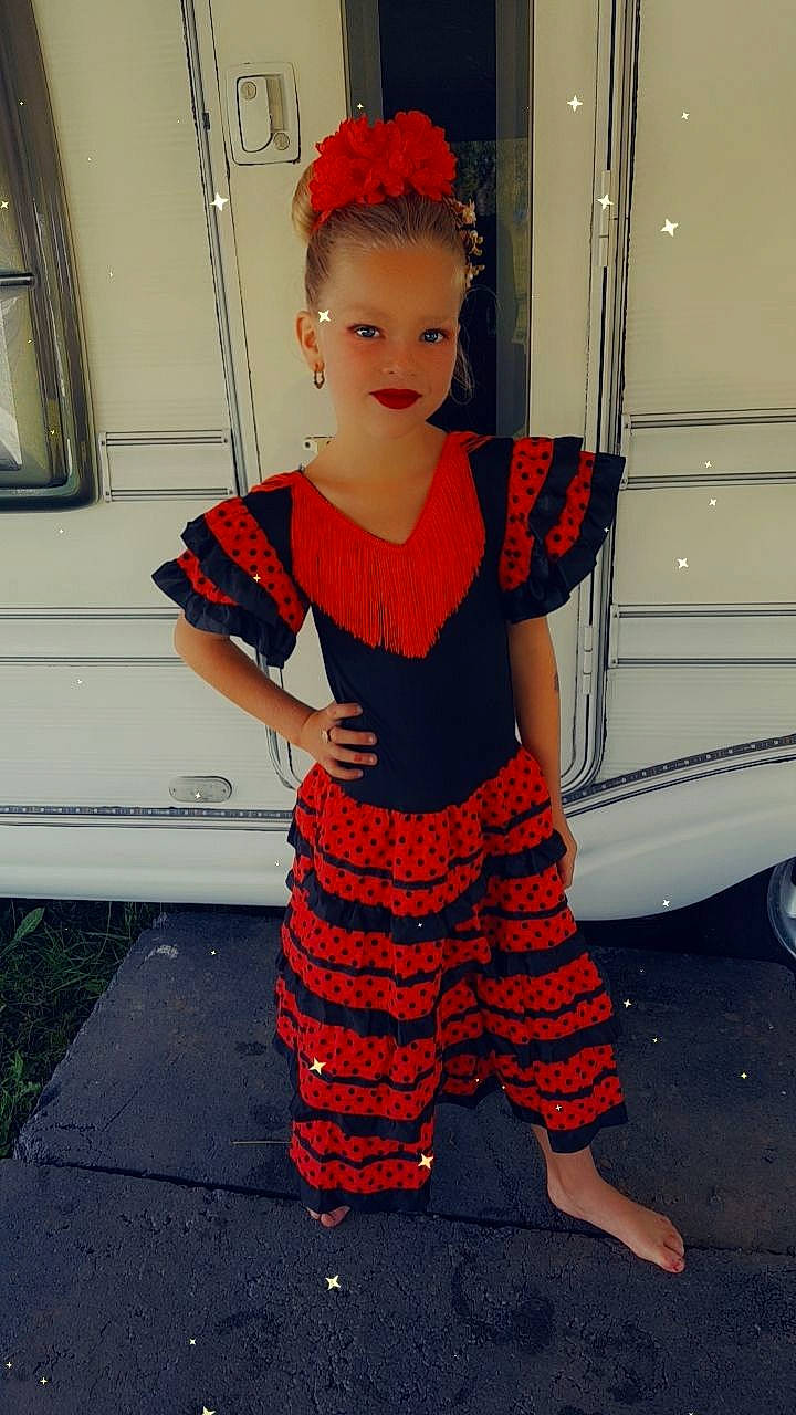 Brytani a rejoint le concours — aidez-le/la à gagner de superbes lots ! cool, eyewear, fashion, fashion_design, hairstyle, head, headgear, joint, orange, outerwear, pattern, person, shoulder, sleeve, standing, street_fashion, thigh, tire, trunk, waist