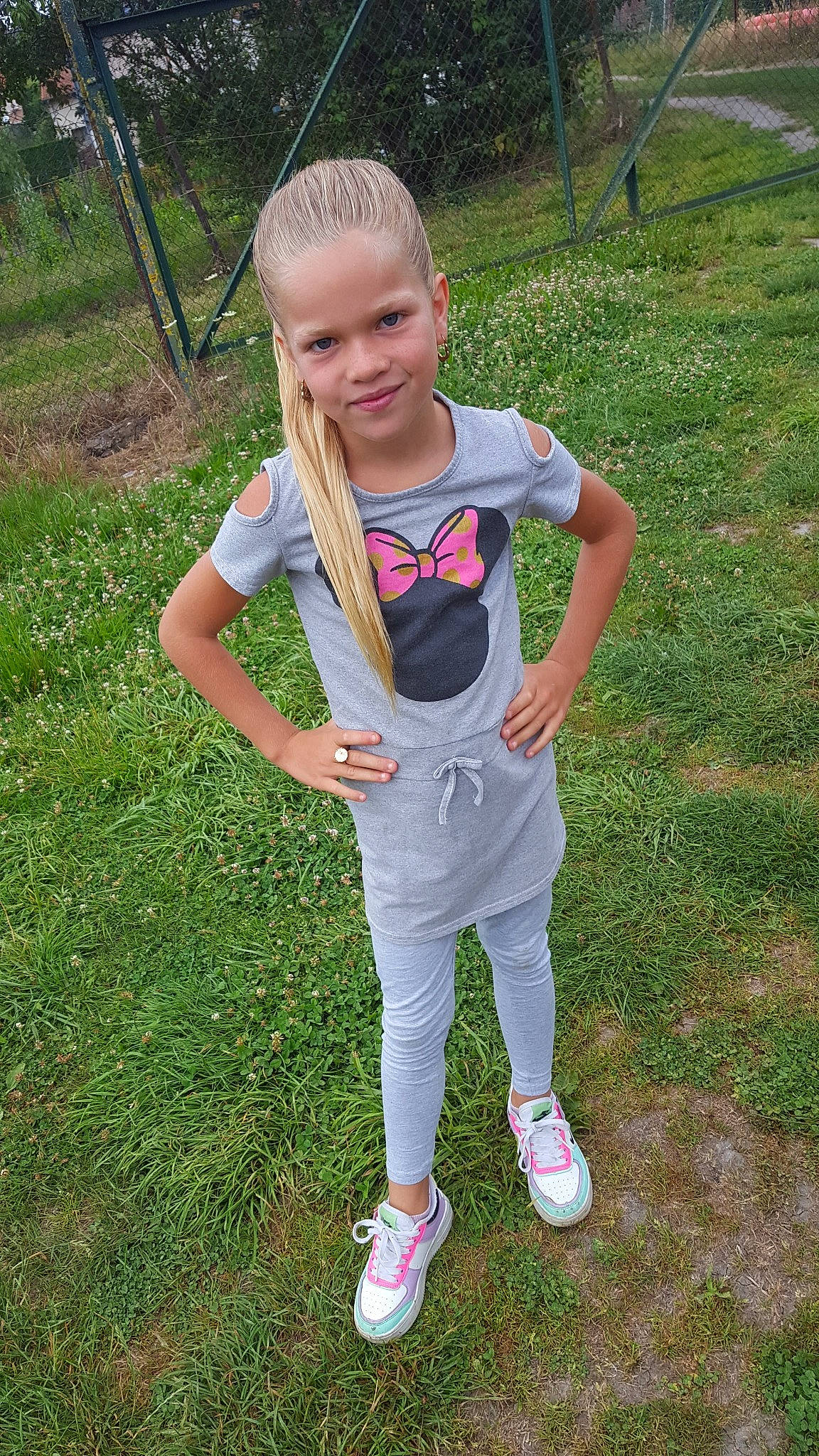 Brytani participe au concours pour gagner de l'argent avec cette photo : baby_toddler_clothing, eye, face, footwear, grass, hair, happy, head, joy, leg, leisure, people_in_nature, person, pink, plant, shoe, smile, sneakers, sunglasses, t_shirt