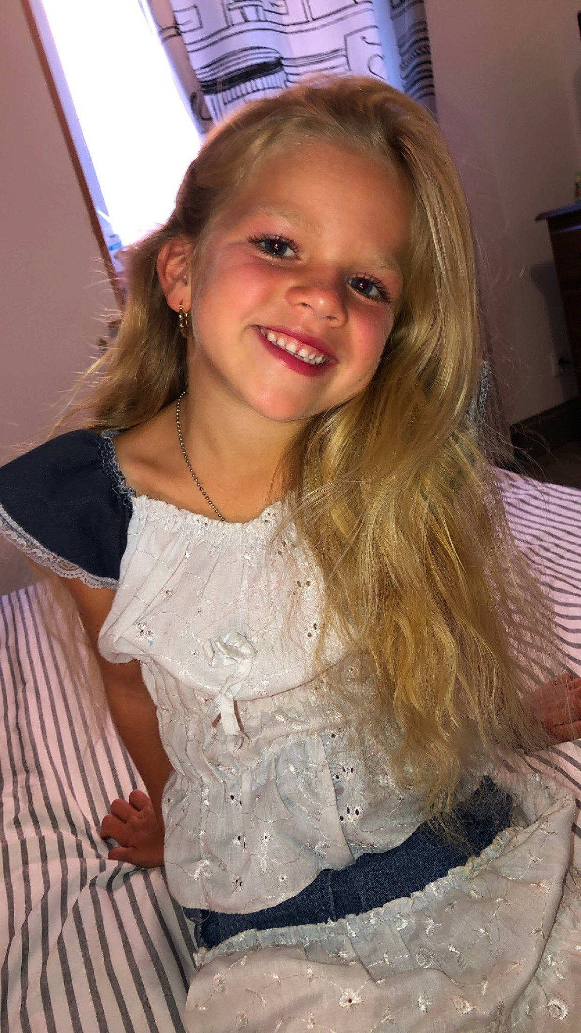 Brytani a rejoint le concours — aidez-le/la à gagner de superbes lots ! blond, cheek, child, embellishment, event, eye, eyebrow, flash_photography, fun, hair, happy, iris, jewellery, joy, long_hair, neck, necklace, person, shoulder, skin