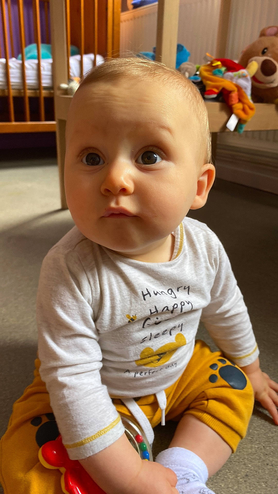 Milann participe au concours pour gagner de l'argent avec cette photo : baby, baby_toddler_clothing, blue, cheek, eye, happy, head, human_body, iris, lip, mouth, nose, orange, organ, person, product, skin, sleeve, standing, toddler