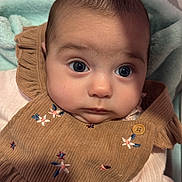 Cataleya a rejoint le concours — aidez-le/la à gagner de superbes lots ! baby, infant, face, eyes, clothing, dress, embroidery, blanket, pattern, texture, portrait, soft, cute, closeup, child, newborn, expression, indoor, person, young