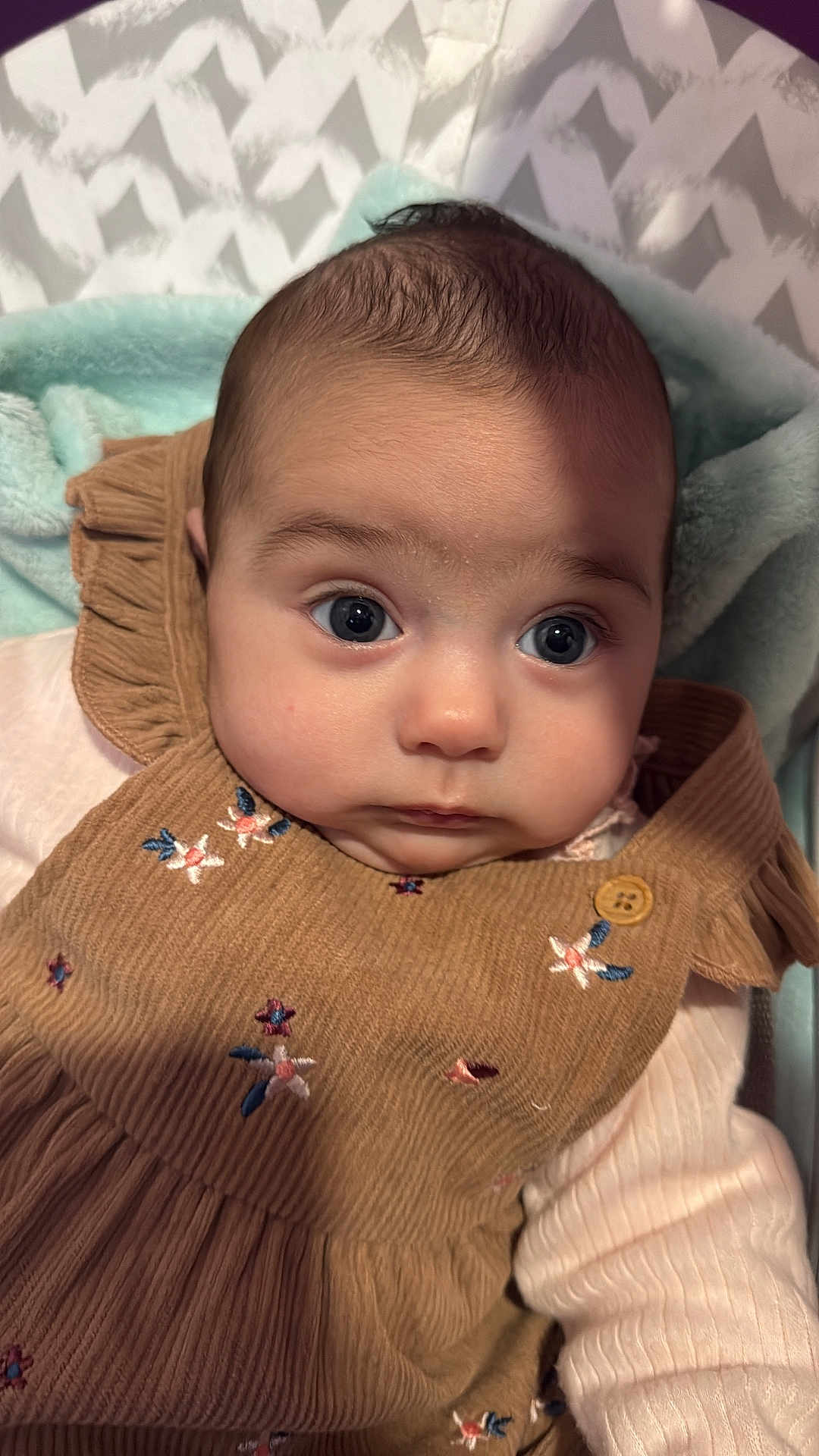 Cataleya a rejoint le concours — aidez-le/la à gagner de superbes lots ! baby, infant, face, eyes, clothing, dress, embroidery, blanket, pattern, texture, portrait, soft, cute, closeup, child, newborn, expression, indoor, person, young