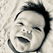 Dhjulia a rejoint le concours — aidez-le/la à gagner de superbes lots ! baby, smile, face, portrait, infant, closeup, happy, black_and_white, hair, clothing, fabric, skin, child, cute, mouth, eyes, lying_down, newborn, person, expression