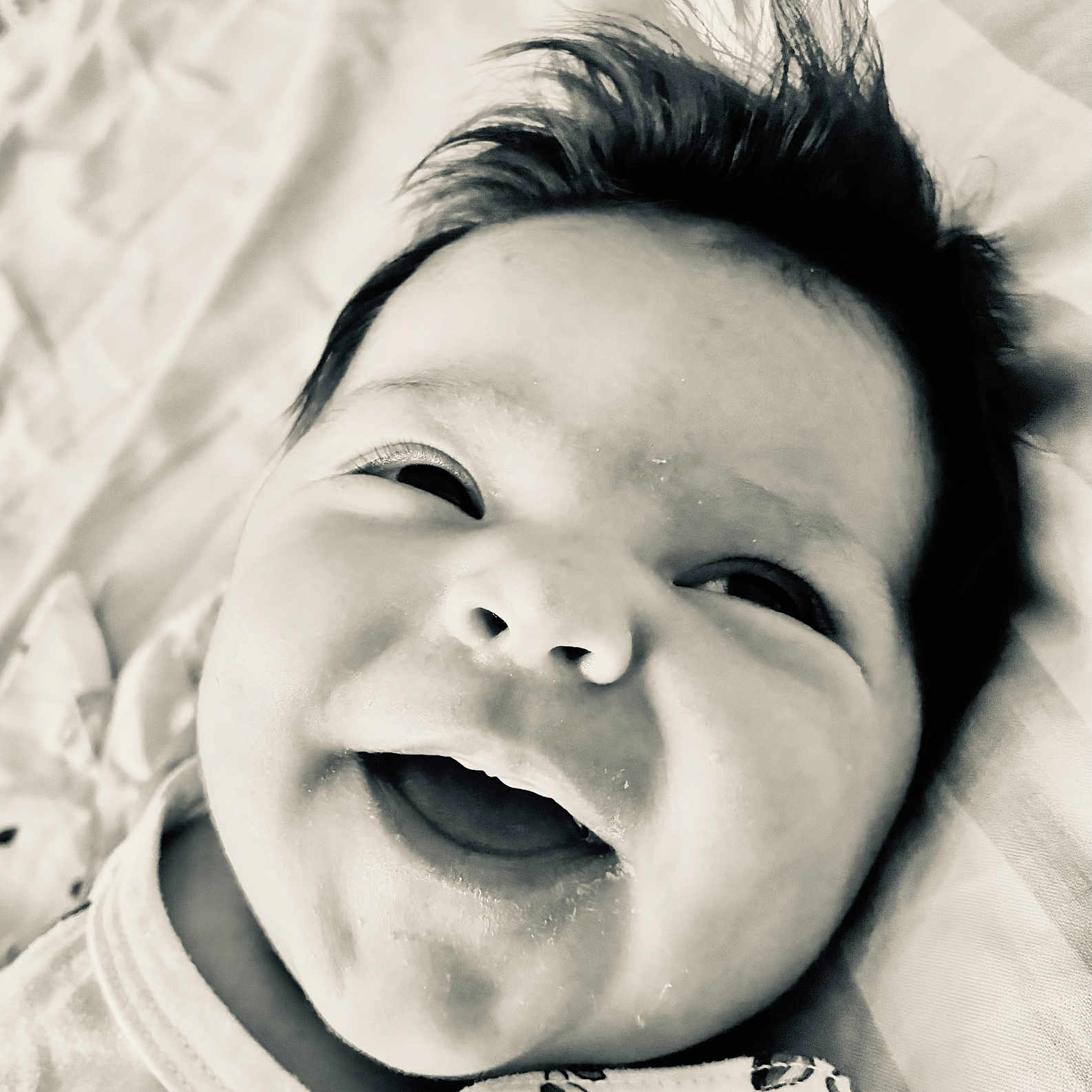 Dhjulia a rejoint le concours — aidez-le/la à gagner de superbes lots ! baby, black_and_white, child, closeup, clothing, cute, expression, eyes, fabric, face, hair, happy, infant, lying_down, mouth, newborn, person, portrait, skin, smile