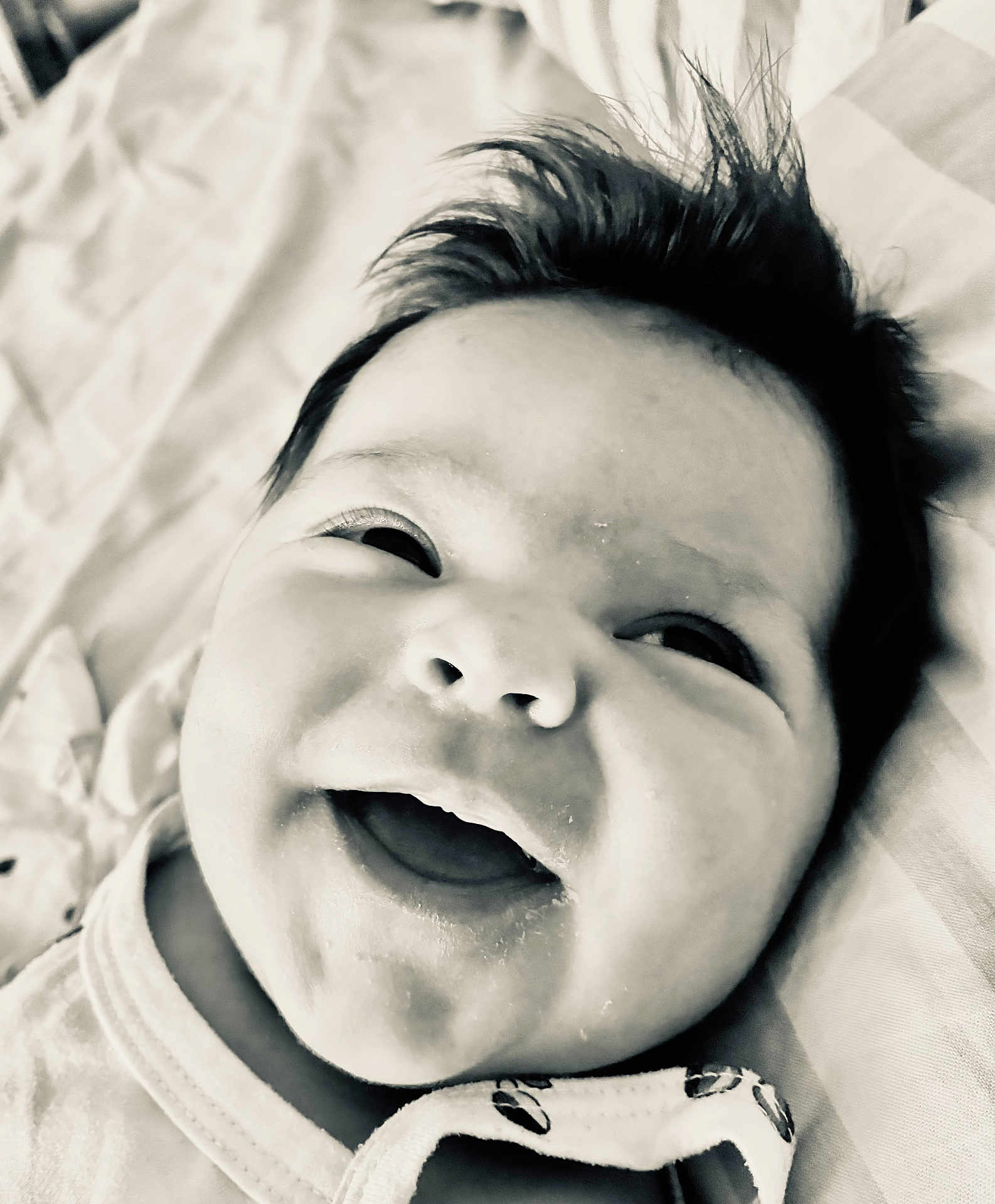 Dhjulia a rejoint le concours — aidez-le/la à gagner de superbes lots ! baby, smile, face, portrait, infant, closeup, happy, black_and_white, hair, clothing, fabric, skin, child, cute, mouth, eyes, lying_down, newborn, person, expression