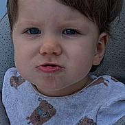 Lucas participe au concours pour gagner de l'argent avec cette photo : toddler, child, face, blue_eyes, bib, cartoon_bear, clothing, high_chair, seat, expression, mouth, hair, skin, person, portrait, close_up, baby, cute, indoor, seat_cover