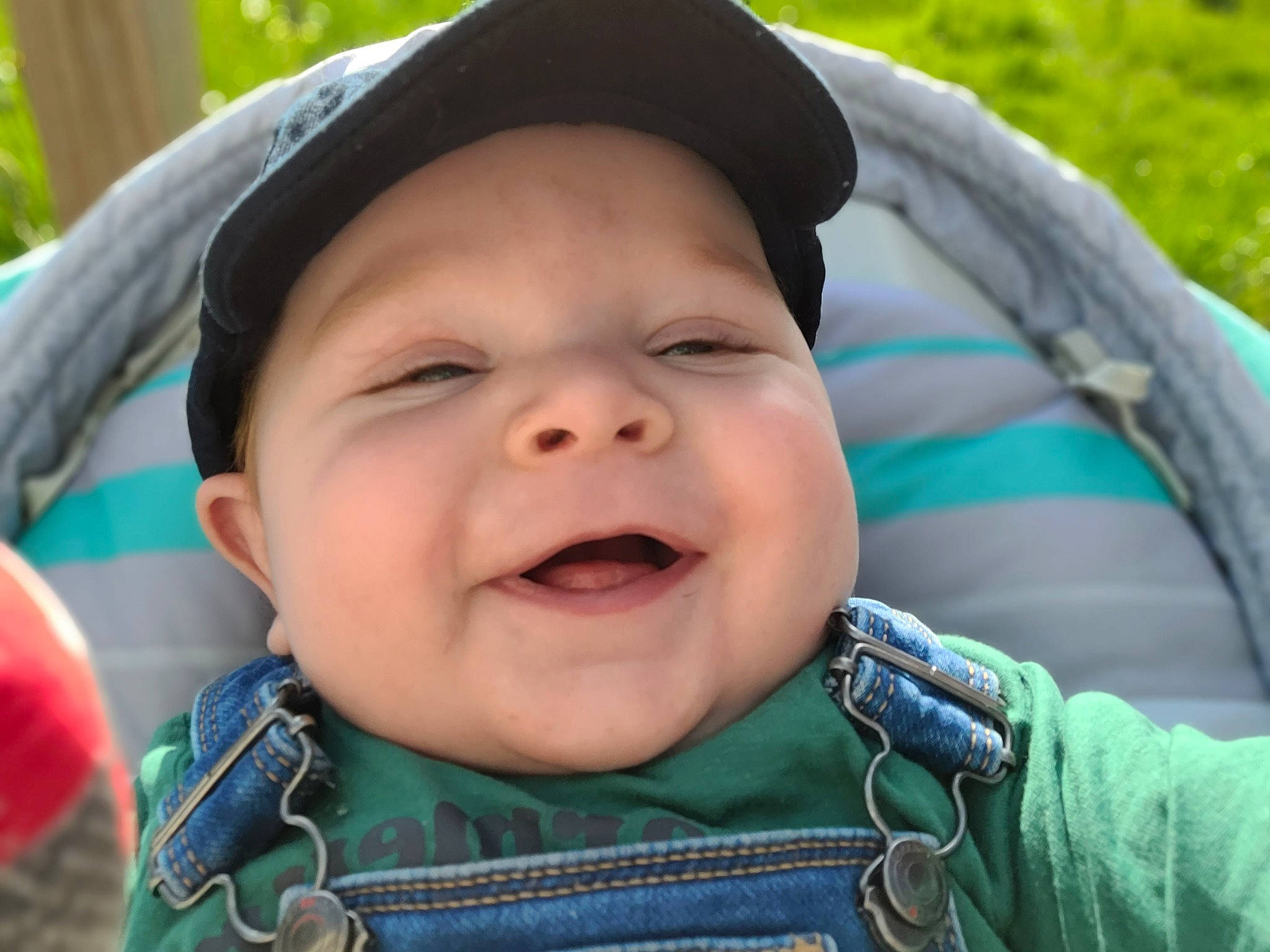 Luís participe au concours pour gagner de l'argent avec cette photo : cap, cheek, chin, eye, eyebrow, face, facial_expression, happy, head, headwear, leaf, lip, mammal, mouth, nose, outerwear, person, plant, product, skin