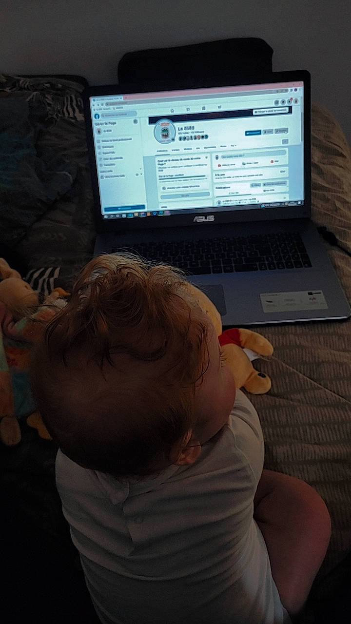 Luís participe au concours pour gagner de l'argent avec cette photo : comfort, communication_device, computer, computer_hardware, display_device, electronic_device, flat_panel_display, gadget, gesture, input_device, laptop, multimedia, netbook, office_equipment, operating_system, output_device, peripheral, person, personal_computer, space_bar