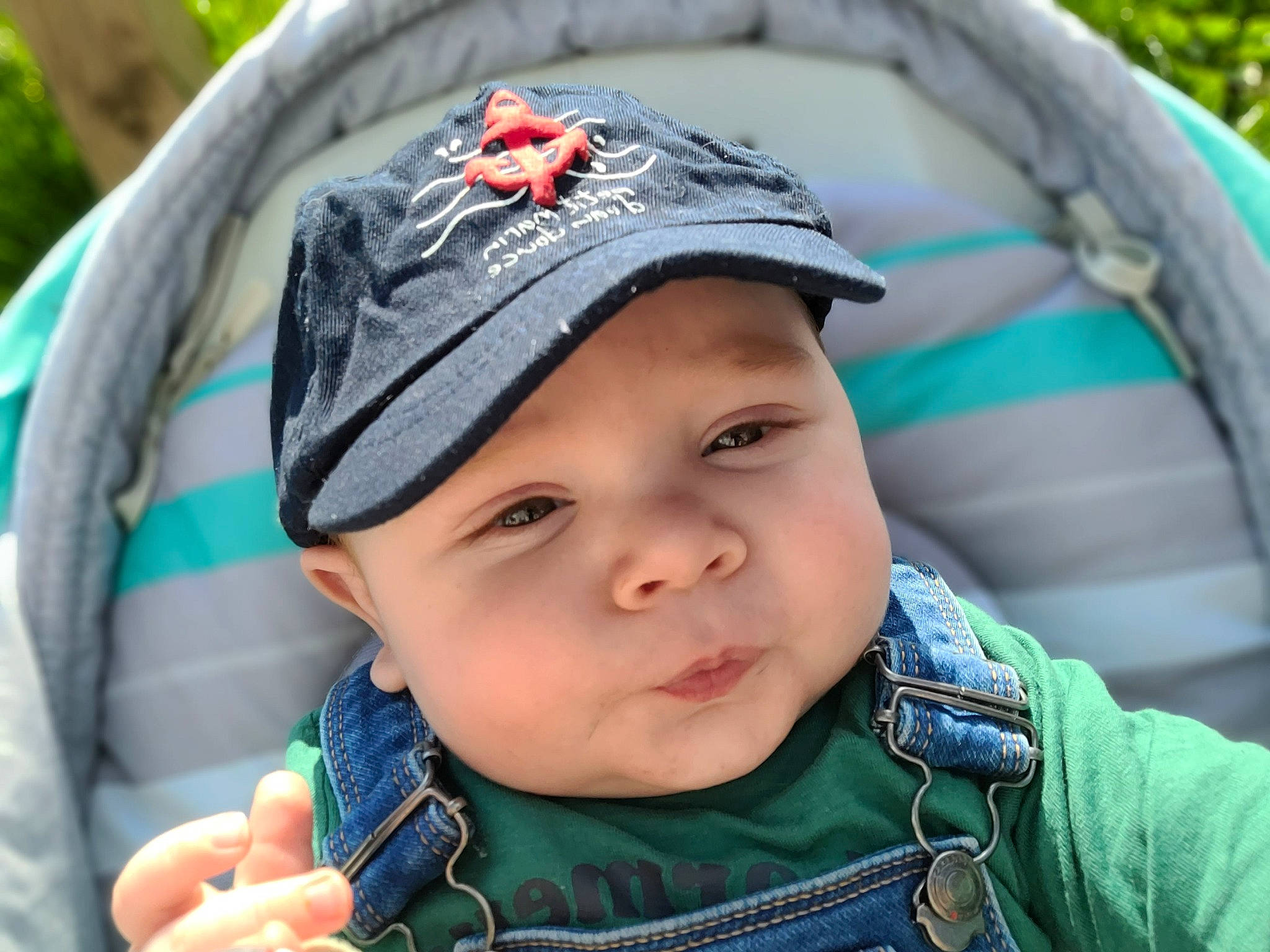 Luís a rejoint le concours — aidez-le/la à gagner de superbes lots ! baby, baby_carriage, baby_toddler_clothing, cap, cheek, child, electric_blue, fashion_accessory, grass, happy, hat, headwear, leisure, people, person, personal_protective_equipment, photograph, recreation, skin, smile