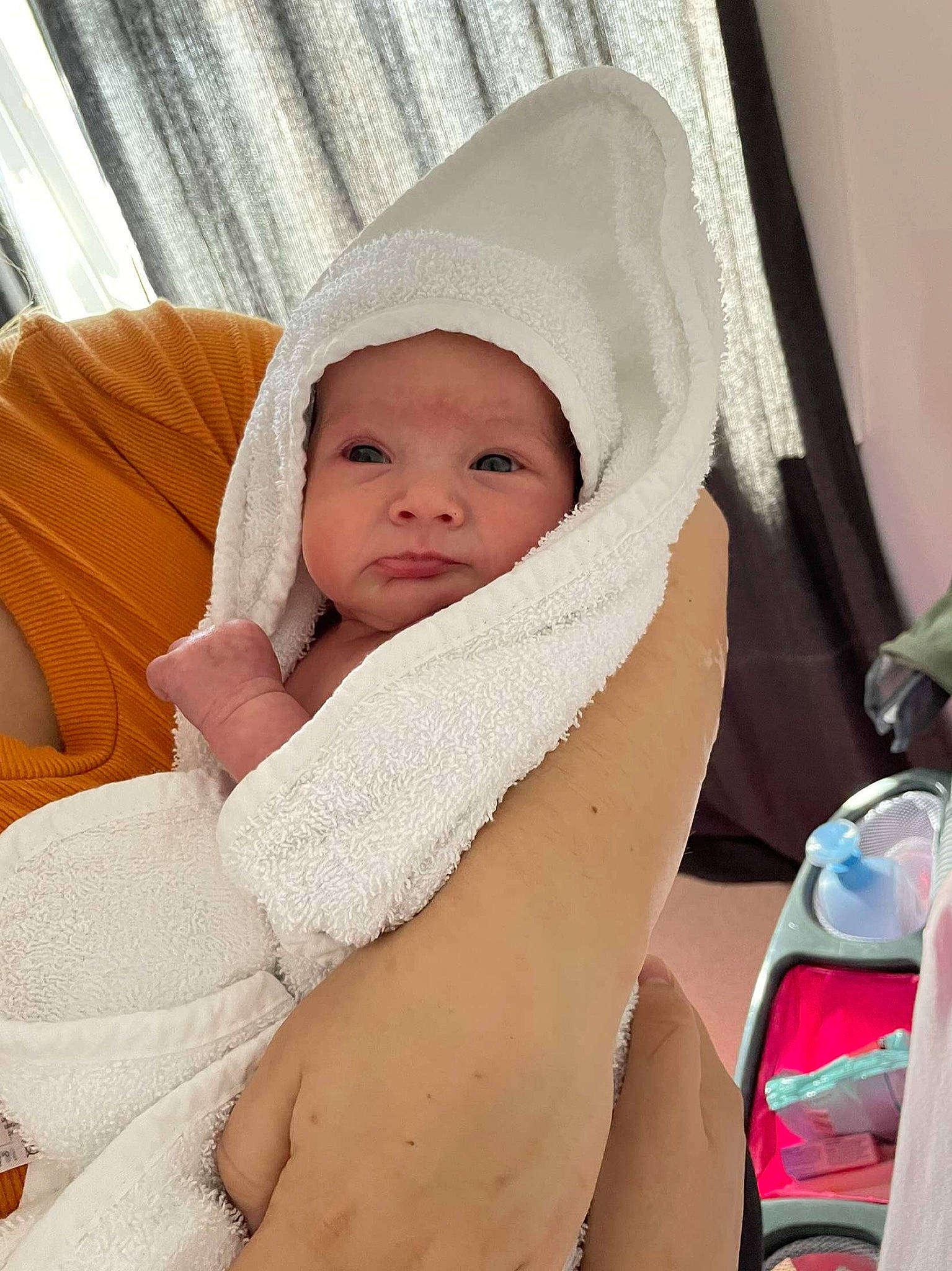 Violette a rejoint le concours — aidez-le/la à gagner de superbes lots ! abdomen, baby, baby_products, baby_safety, baby_sleeping, baby_toddler_clothing, cheek, chest, child, comfort, fashion_accessory, headwear, linens, person, room, skin, textile, thumb, toddler, towel