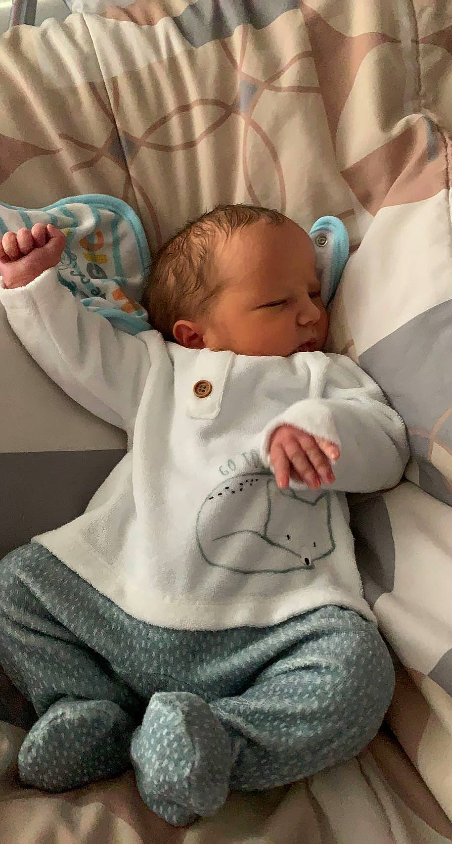 Loann participe au concours pour gagner de l'argent avec cette photo : baby, baby_products, baby_sleeping, baby_toddler_clothing, cheek, child, comfort, finger, gesture, hand, head, linens, mouth, person, room, sitting, skin, sleep, sleeve, thumb