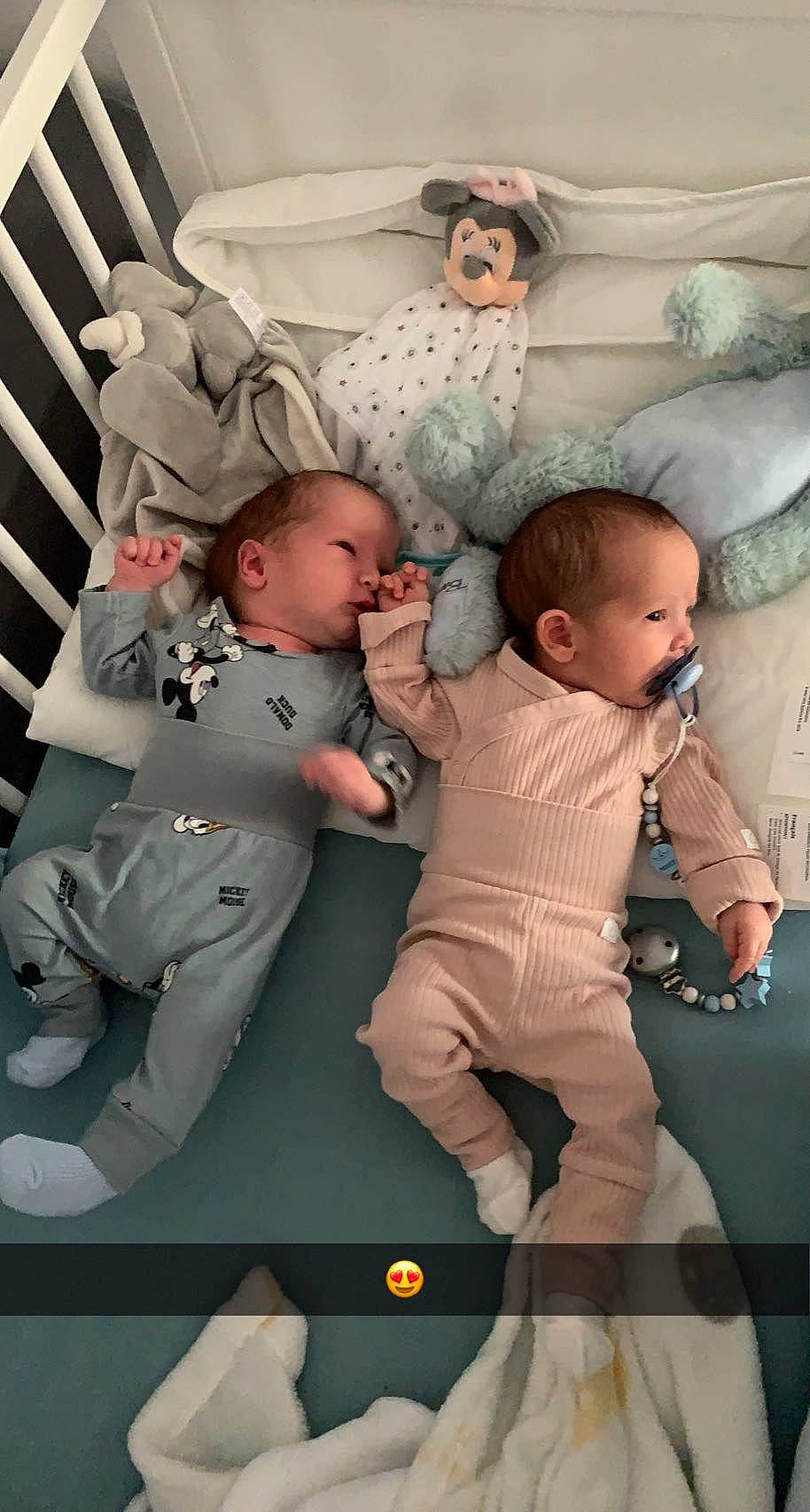 Loann participe au concours pour gagner de l'argent avec cette photo : baby, baby_products, baby_safety, baby_toddler_clothing, bed, bed_sheet, bedding, bedtime, child, comfort, fun, gesture, infant_bed, linens, pattern, person, pillow, room, textile, throw_pillow