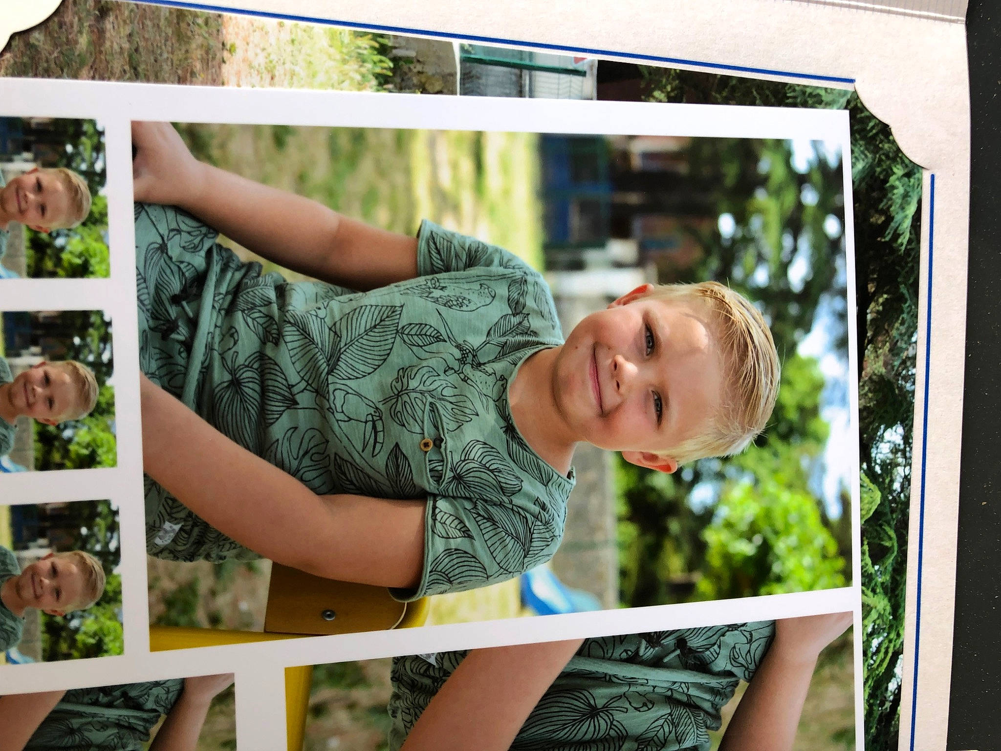 Gianni participe au concours pour gagner de l'argent avec cette photo : adaptation, elbow, flash_photography, fun, grass, green, happy, joy, leisure, muscle, people_in_nature, person, photograph, plant, rectangle, shirt, shorts, shoulder, smile, snapshot