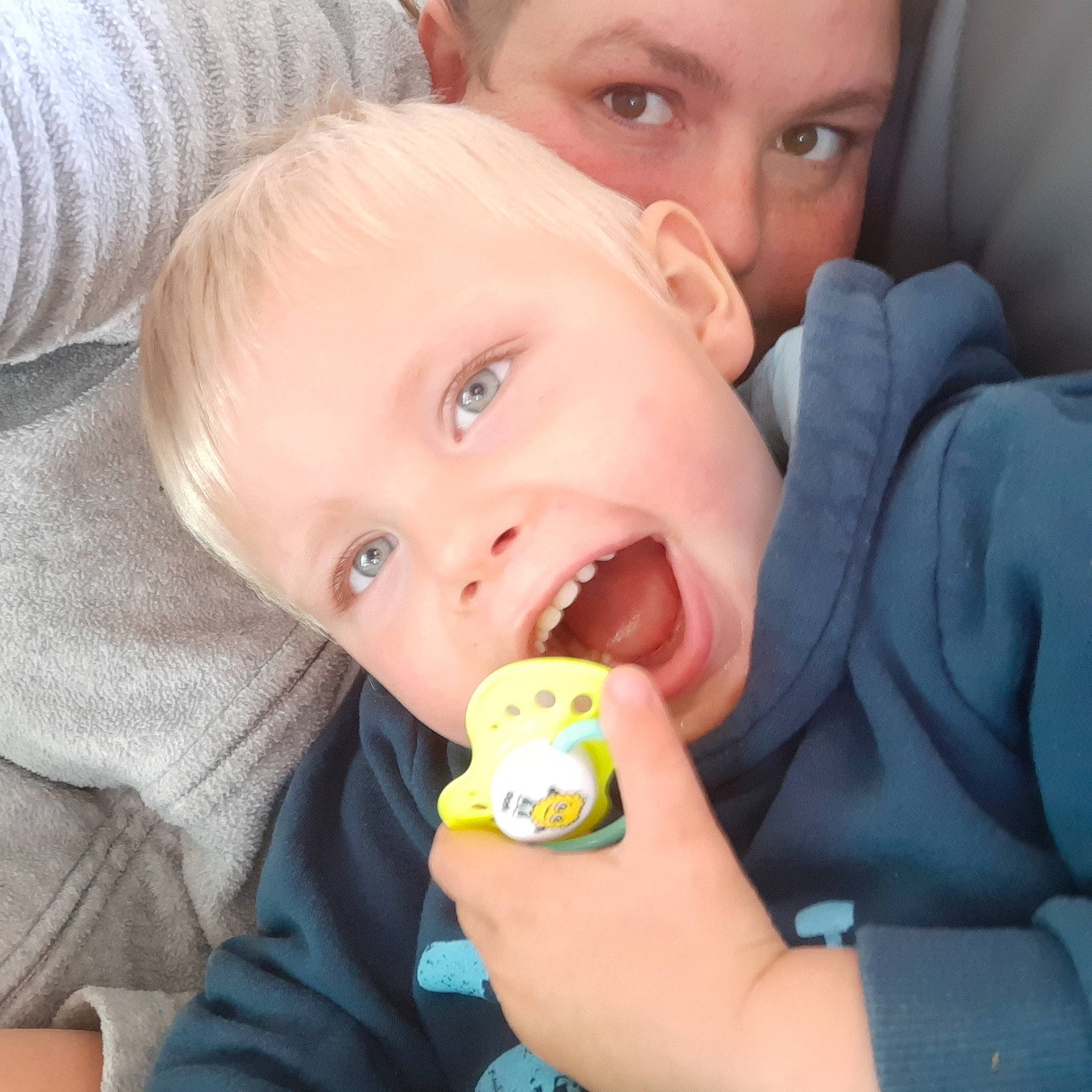 Nino participe au concours pour gagner de l'argent avec cette photo : baby, baby_bottle, baby_products, bottle, child, drinkware, mouth, nose, person, product, skin, smile, tableware, toddler