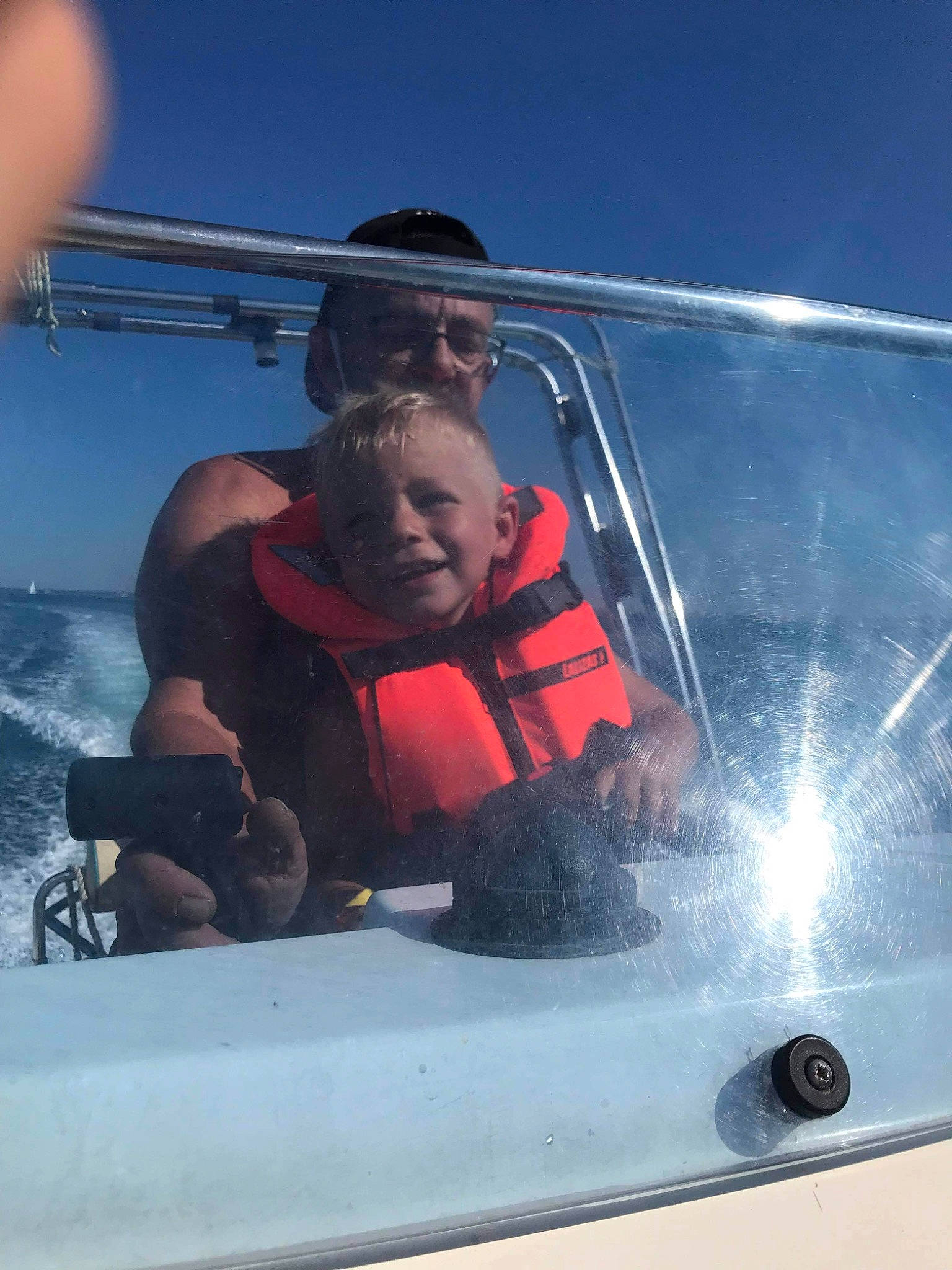 Gianni a rejoint le concours — aidez-le/la à gagner de superbes lots ! automotive_exterior, automotive_lighting, boat, boats_and_boating_equipment_and_supplies, bumper, fun, hood, leisure, lifejacket, naval_architecture, outdoor_recreation, person, personal_protective_equipment, recreation, smile, vehicle, vehicle_door, water, watercraft, window