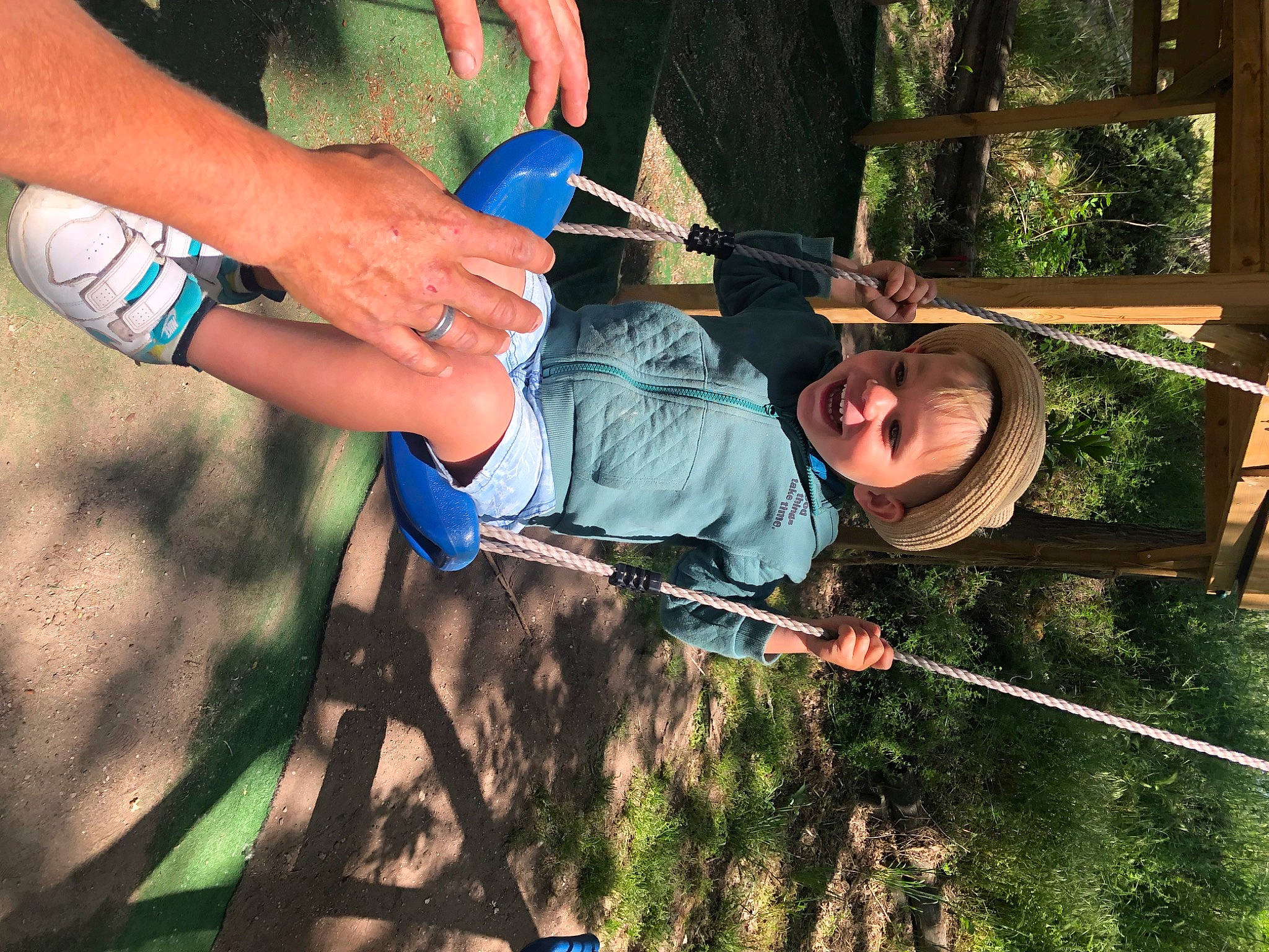 Gianni participe au concours pour gagner de l'argent avec cette photo : adventure, child, electric_blue, fun, grass, joy, jungle, leisure, nail, outdoor_play_equipment, people_in_nature, person, plant, play, recreation, rope, shorts, smile, sneakers, soil