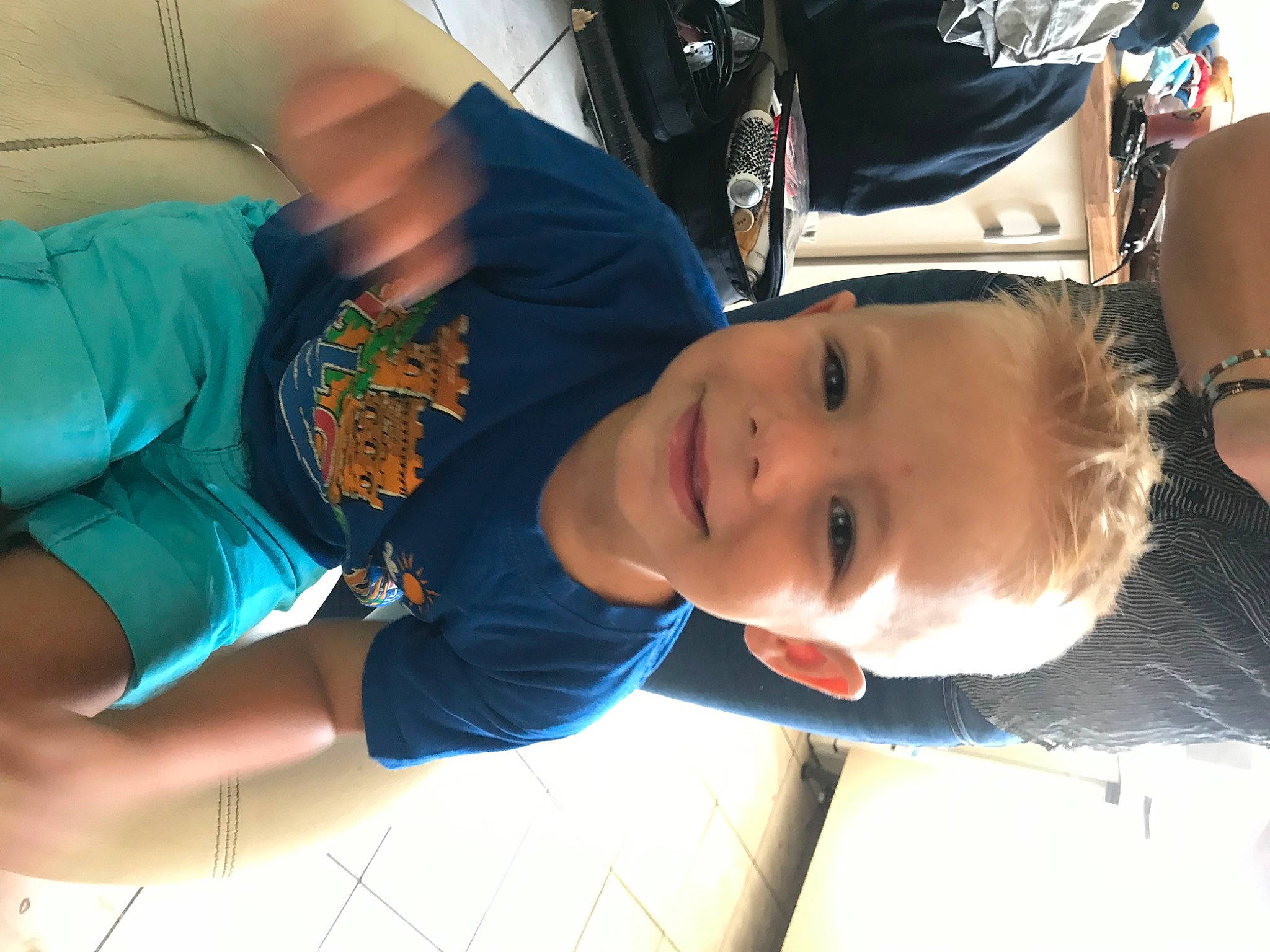 Gianni a rejoint le concours — aidez-le/la à gagner de superbes lots ! auto_part, automotive_exterior, child, elbow, electric_blue, eyewear, fun, happy, joy, leisure, luxury_vehicle, mammal, person, personal_protective_equipment, smile, thigh, toddler, tree, vacation