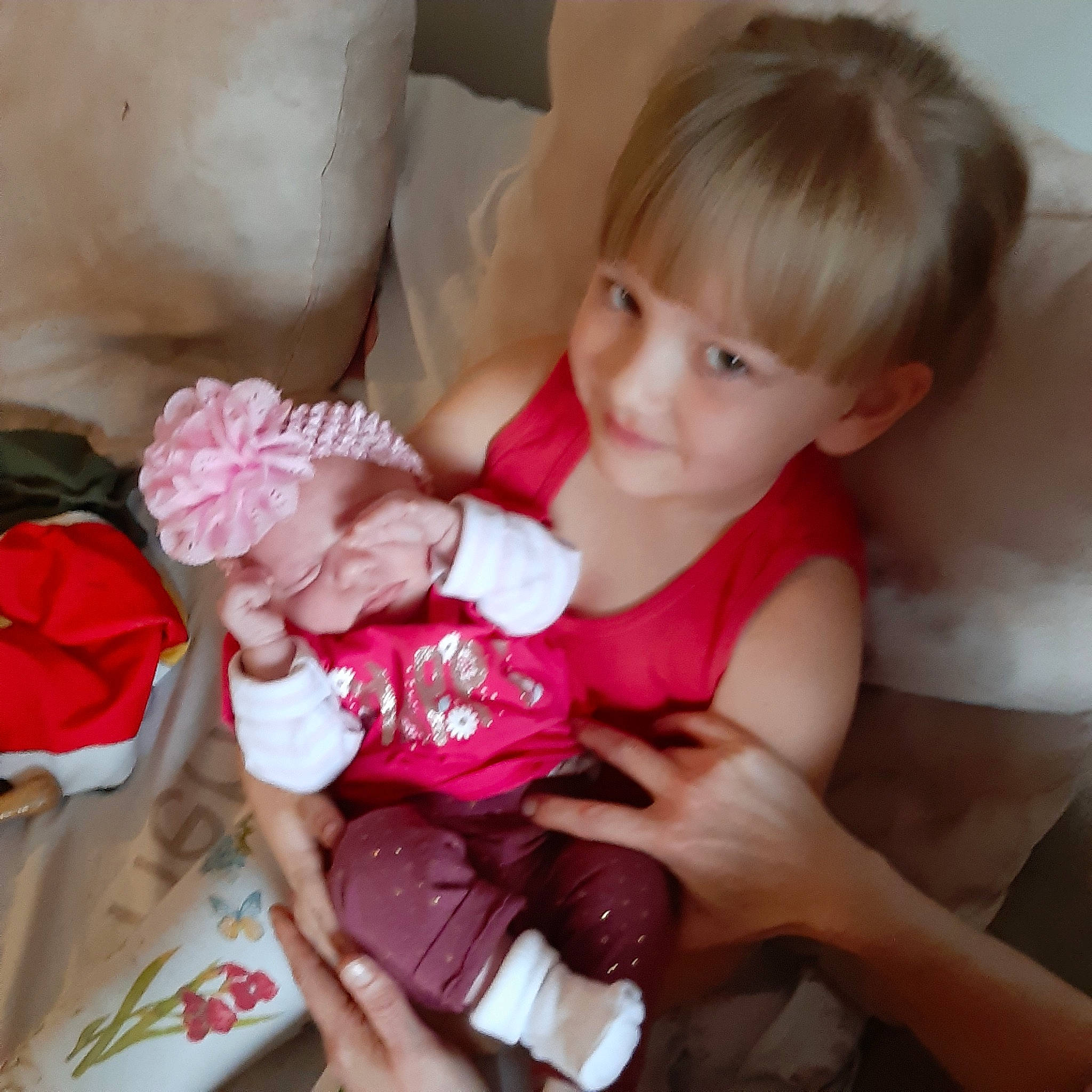 Sohanna a rejoint le concours — aidez-le/la à gagner de superbes lots ! baby, baby_toddler_clothing, cheek, child, finger, flower, hand, joy, person, pink, play, toddler