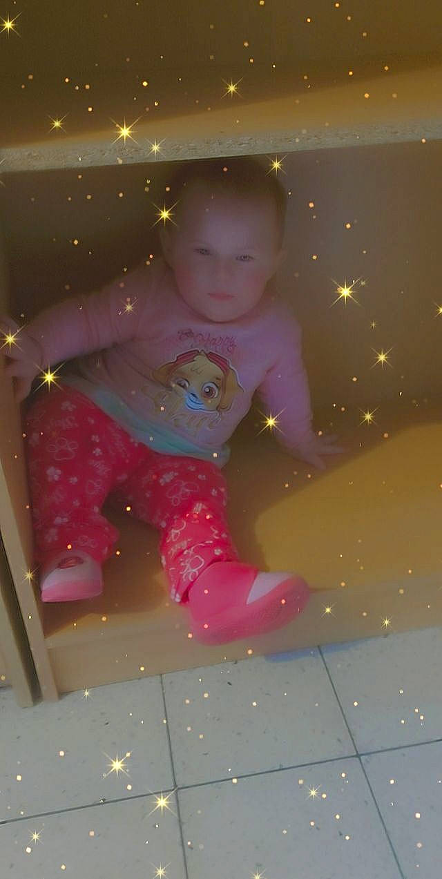 Sohanna participe au concours pour gagner de l'argent avec cette photo : baby, baby_toddler_clothing, child, crawling, human_body, person, pink, play, space, toddler