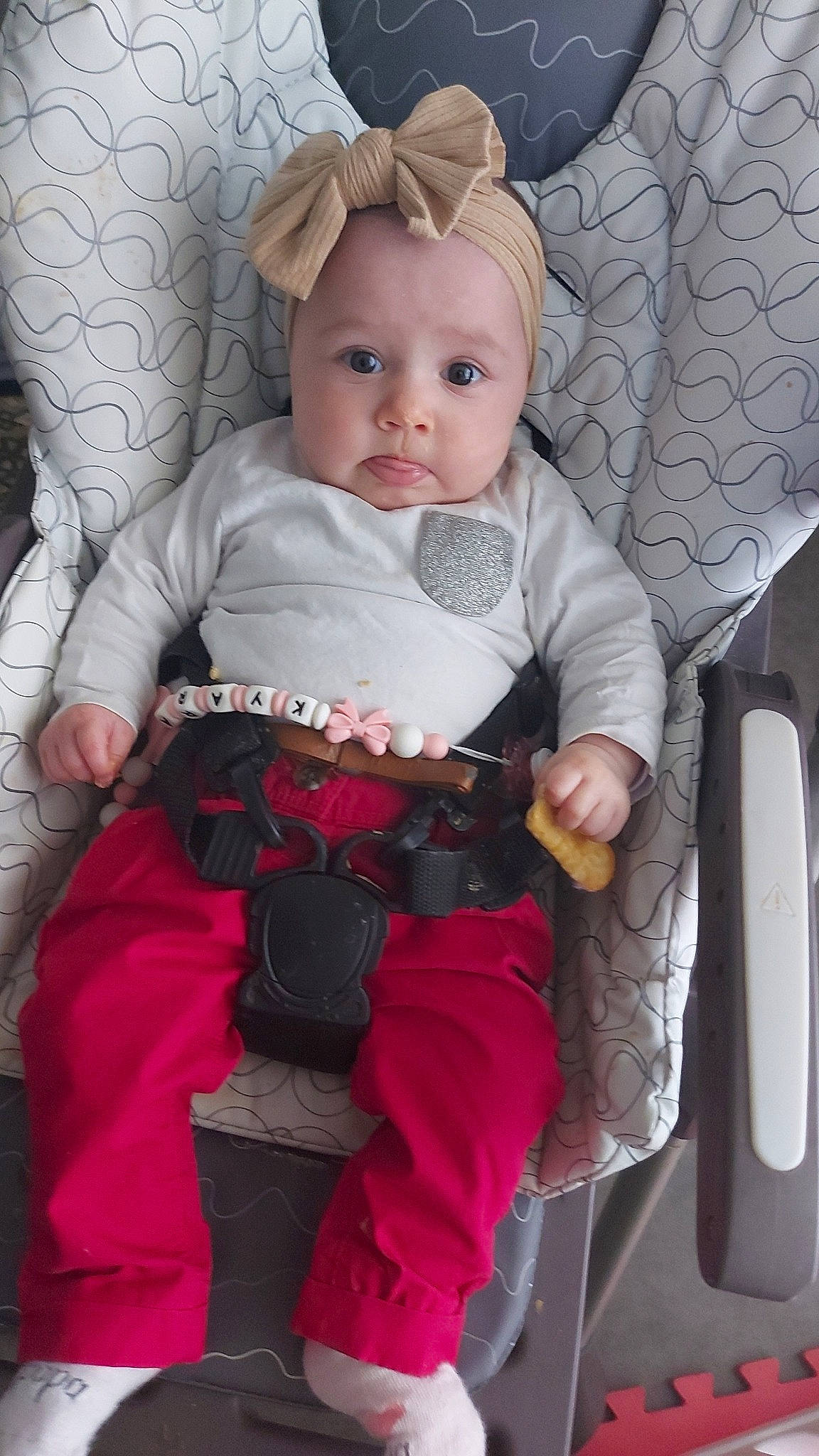 Kyara a rejoint le concours — aidez-le/la à gagner de superbes lots ! baby, baby_carriage, baby_products, baby_toddler_clothing, car_seat, cheek, child, comfort, dress, human_body, linens, magenta, pattern, person, pink, sitting, skin, sleeve, sock, t_shirt